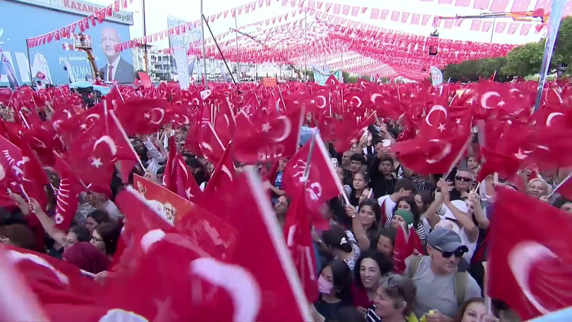 MANSUR YAVAŞ: “ÇAKARLI ARABALAR, ÜÇ-BEŞ MAAŞLAR, LÜKS VİLLALAR, LÜKS ARAÇLAR… LÜKS HAYATTAN VAZGEÇEMİYORLAR ARTIK”
