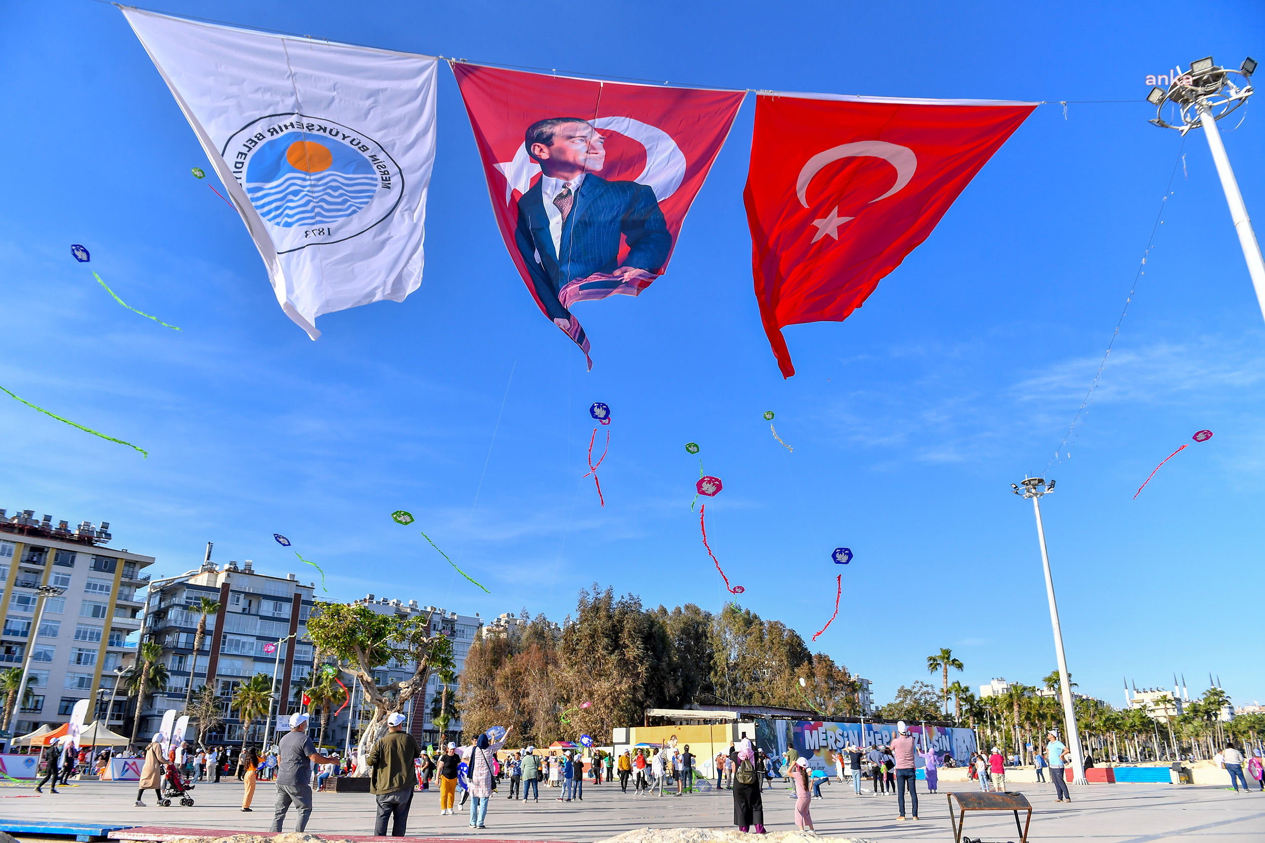 GÖKYÜZÜ, MERSİN BÜYÜKŞEHİR’İN ‘ENGELLERİ UÇURUYORUZ ŞENLİĞİ’ İLE RENKLENDİ