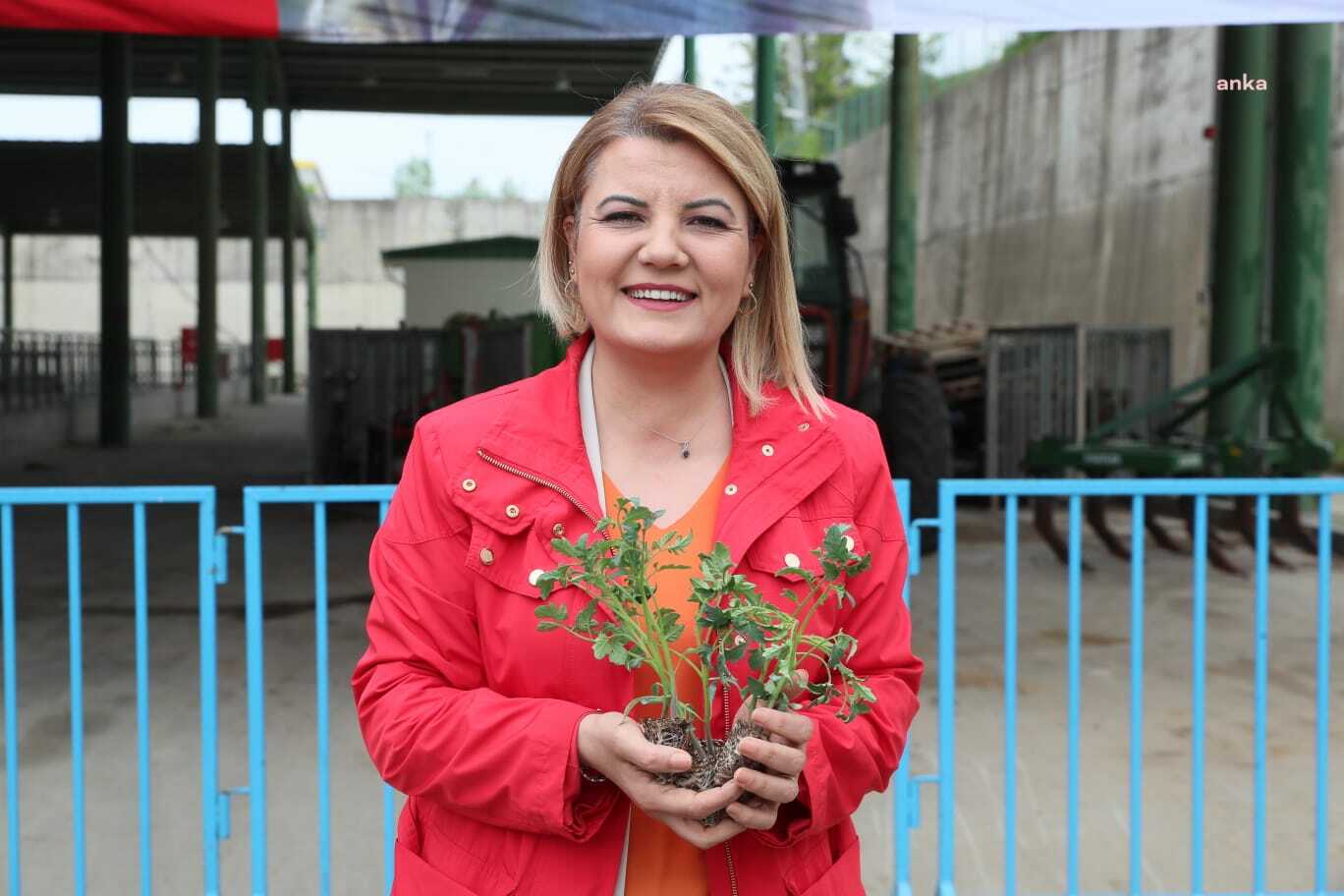 İZMİT BELEDİYESİ’NİN ÇİFTÇİYE DESTEĞİ SÜRÜYOR