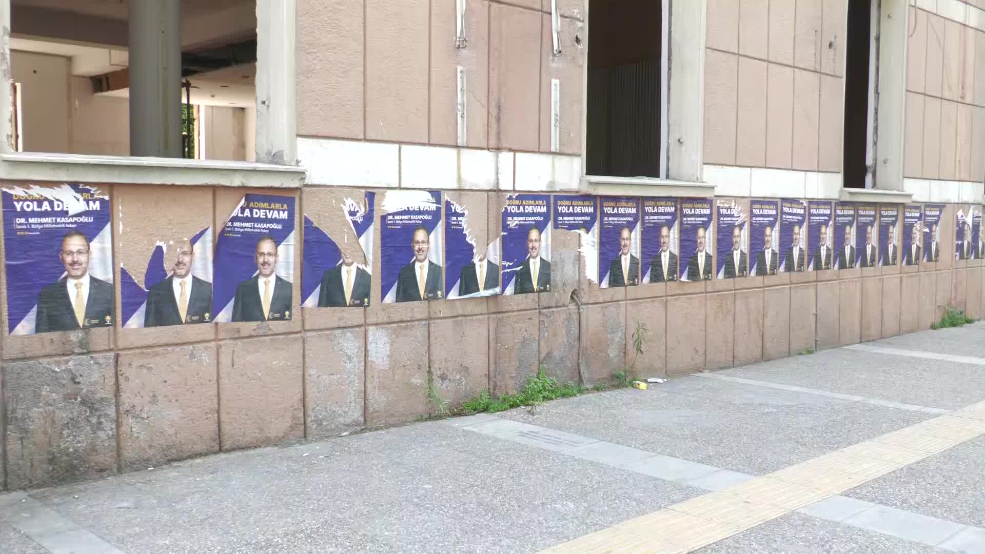 İZMİR’DE AKP’Lİ BAKANIN KAMU BİNASINA ASILAN DEV PANKARTI KALDIRILDI, AFİŞLERİ YAPIŞTIRILDI