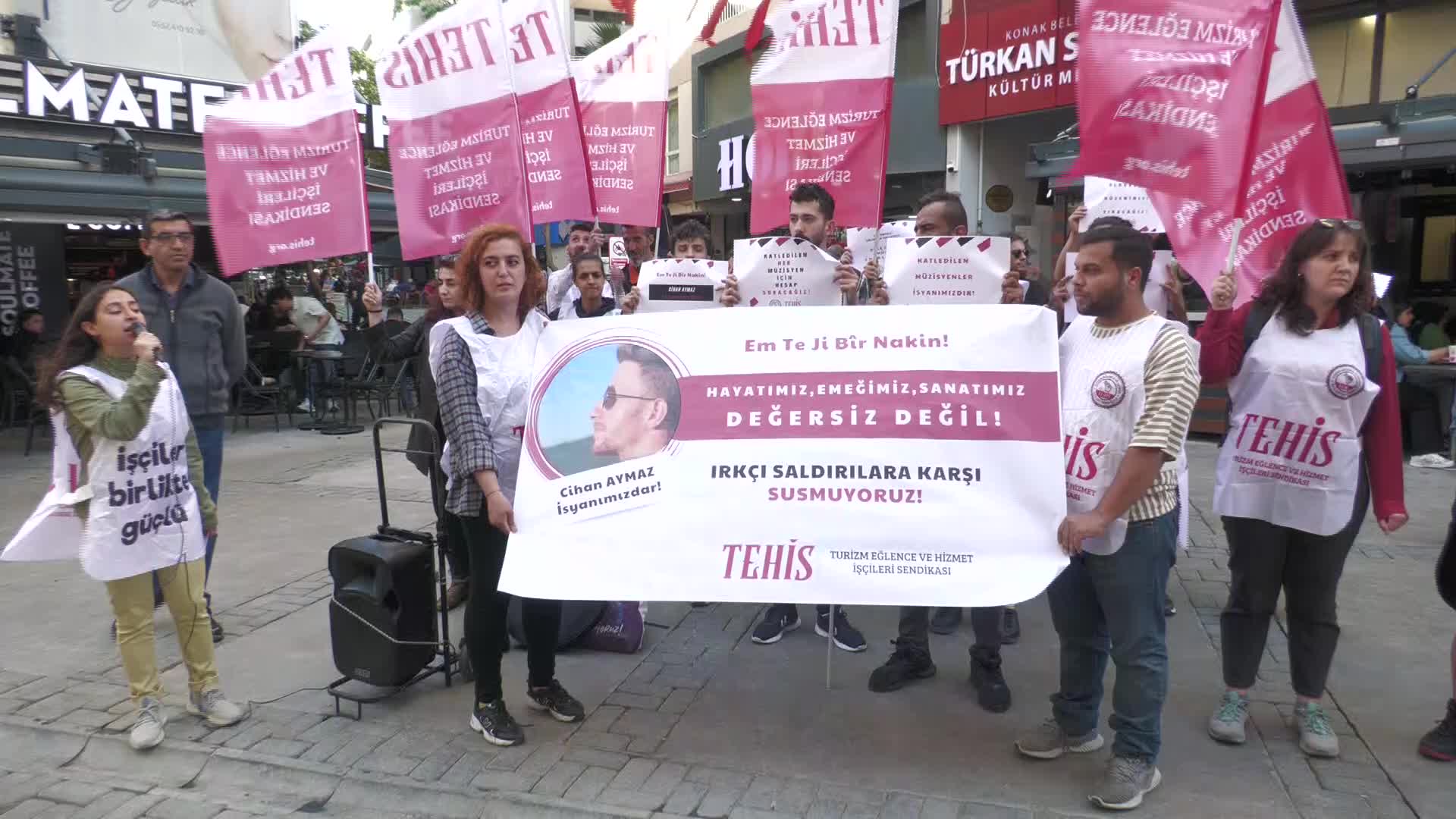 İZMİR’DE MÜZİSYENLER, CİHAN AYMAZ CİNAYETİNİ PROTESTO ETTİ