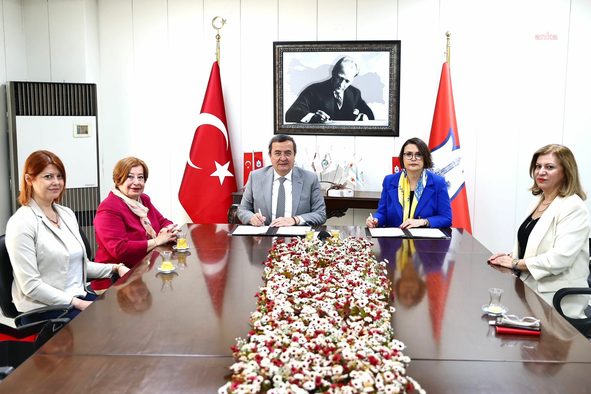 KONAK BELEDİYE BAŞKANI BATUR: “KADINLARIN SADECE İŞ HAYATINDA DEĞİL, TOPLUMUN HER ALANINDA DAHA ÇOK YER ALMASINI DESTEKLİYORUZ”
