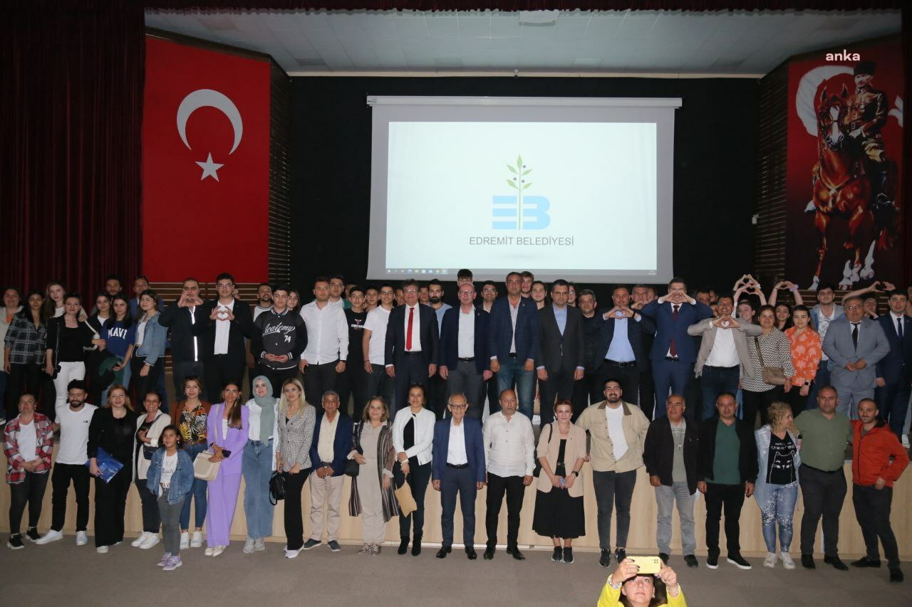 EDREMİT BELEDİYE BAŞKANI ARSLAN, GENÇLERİN SORULARINI YANITLADI