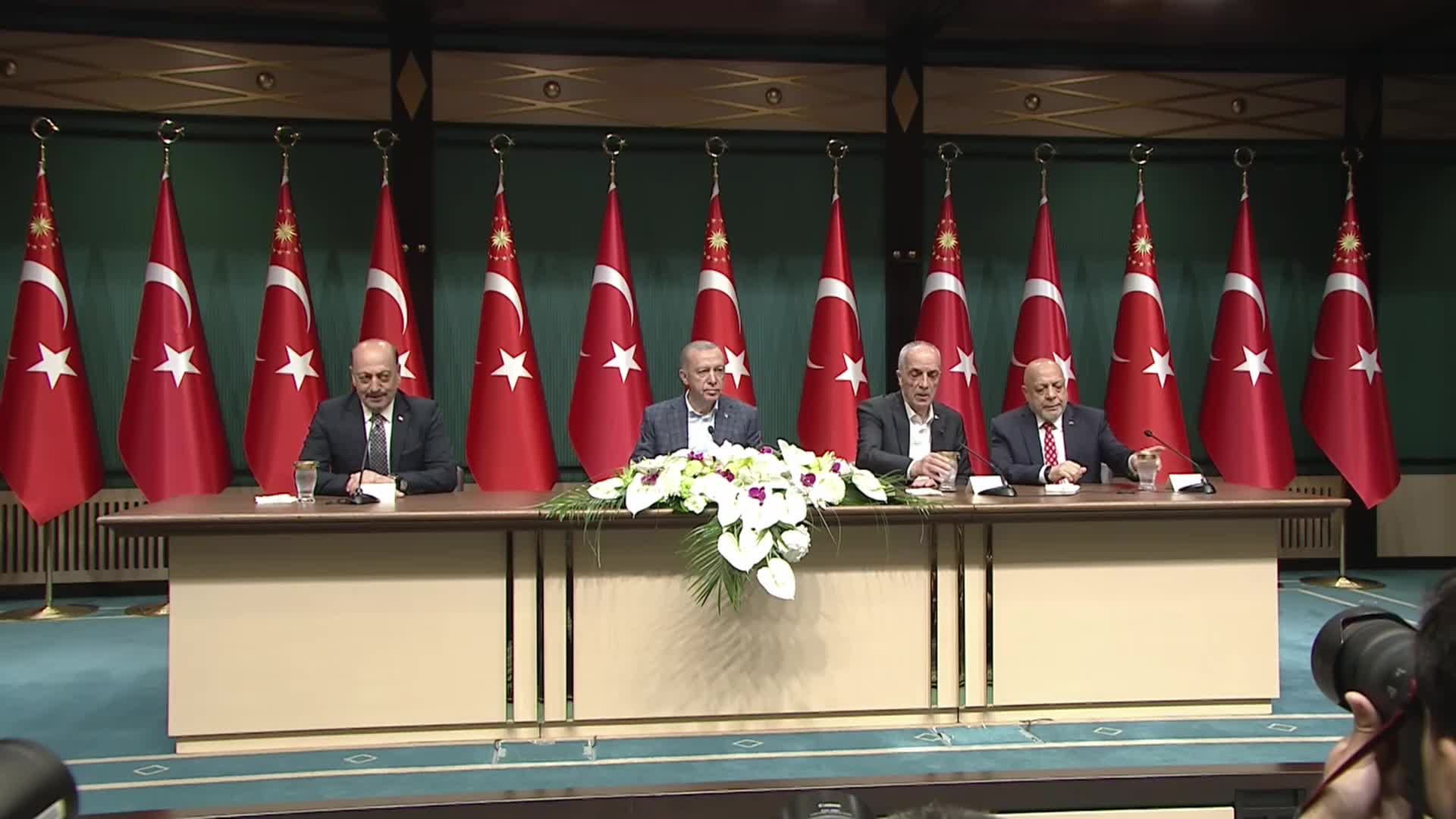 ERDOĞAN: REFAH PAYI DAHİL, ÜCRETLERDE YÜZDE 45 ZAM YAPIYORUZ. BÖYLECE EN DÜŞÜK KAMU İŞÇİSİ ÜCRETİNİ DE 15 BİN LİRAYA ÇIKARIYORUZ