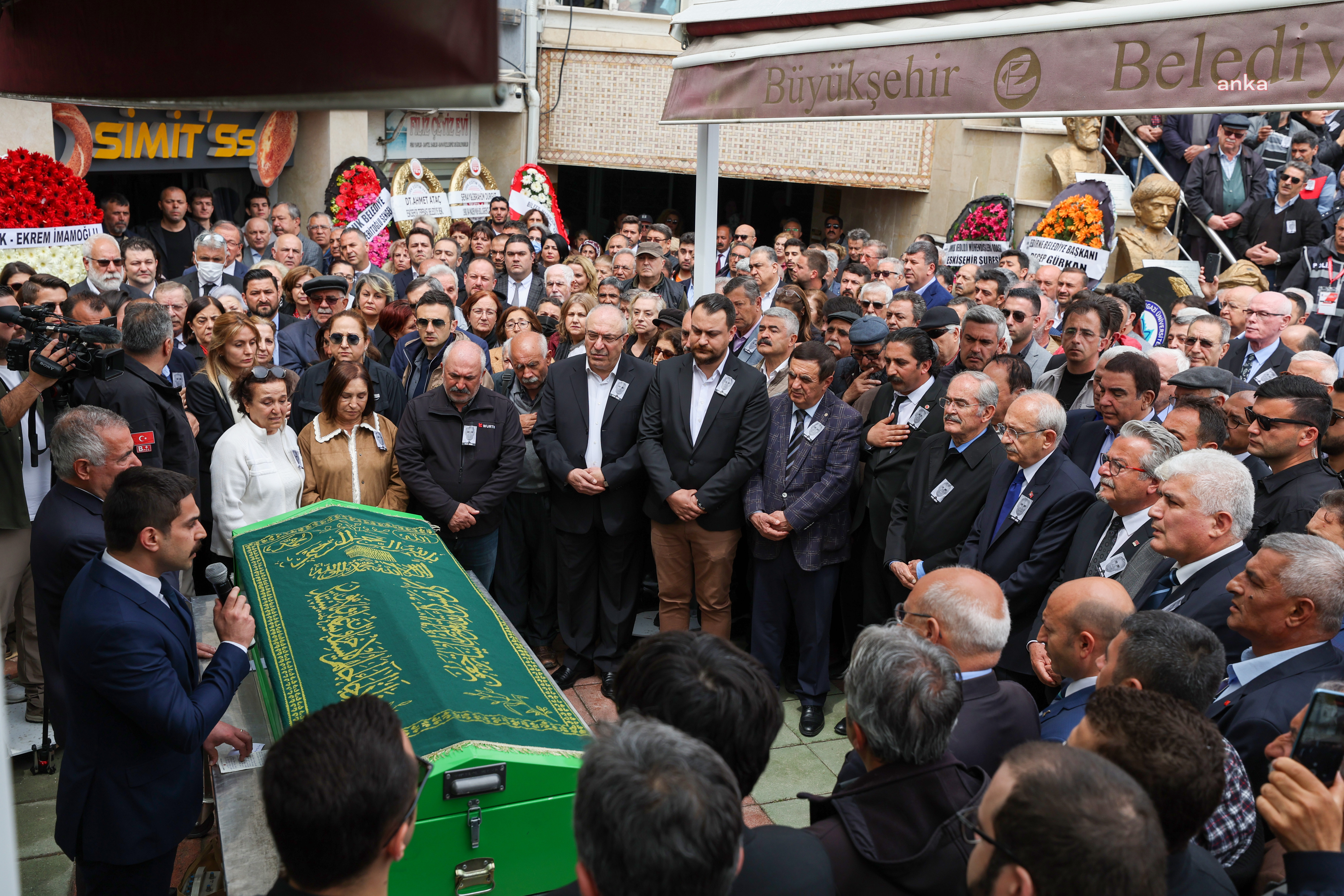 KILIÇDAROĞLU’NUN EŞİ SELVİ KILIÇDAROĞLU’NUN AĞABEYİ HÜSEYİN ÖZDAĞ, ESKİŞEHİR’DE SON YOLCULUĞUNA UĞURLANDI