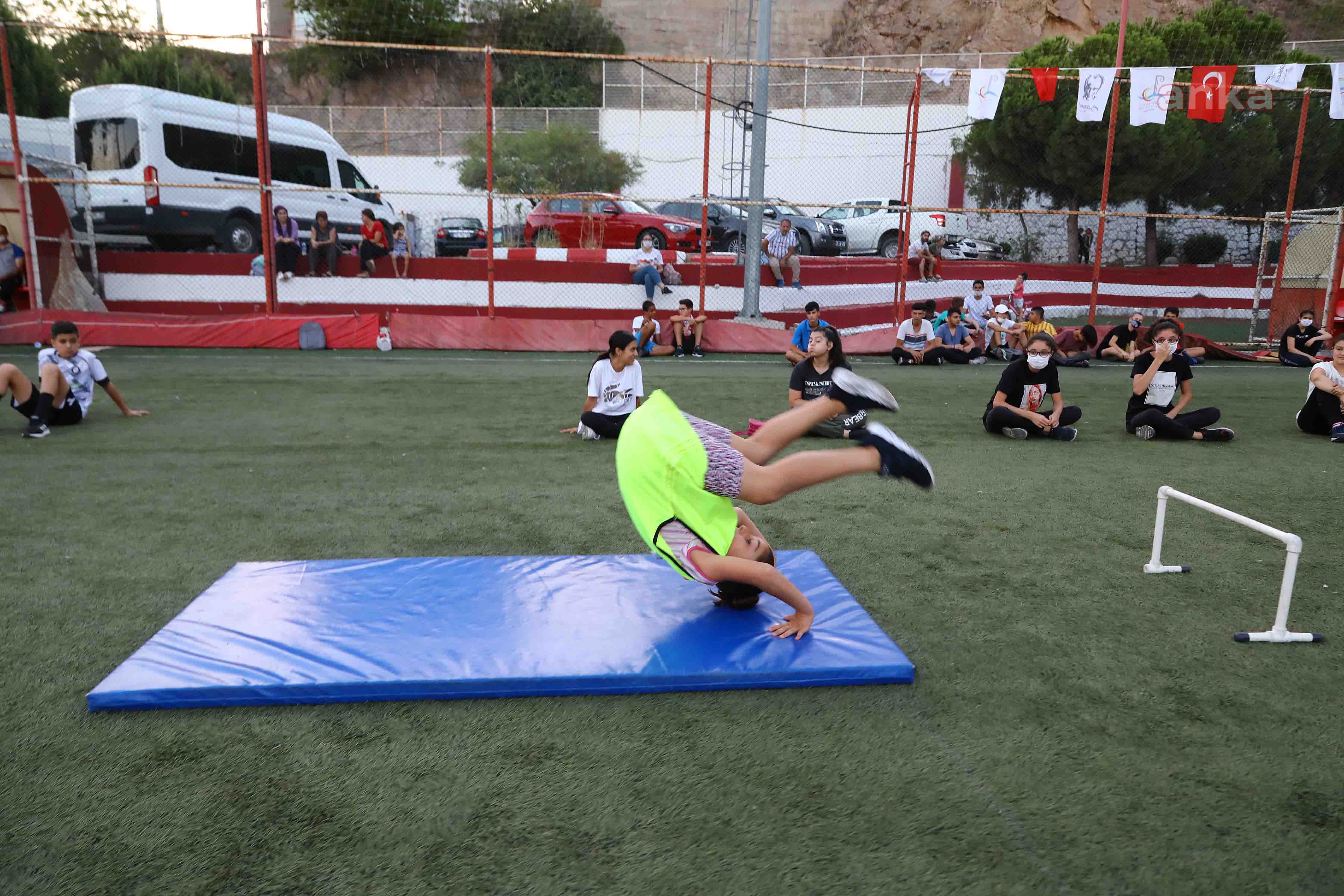 BAYRAKLILI ÇOCUKLAR HEM SPOR YAPTI HEM EĞLENDİ