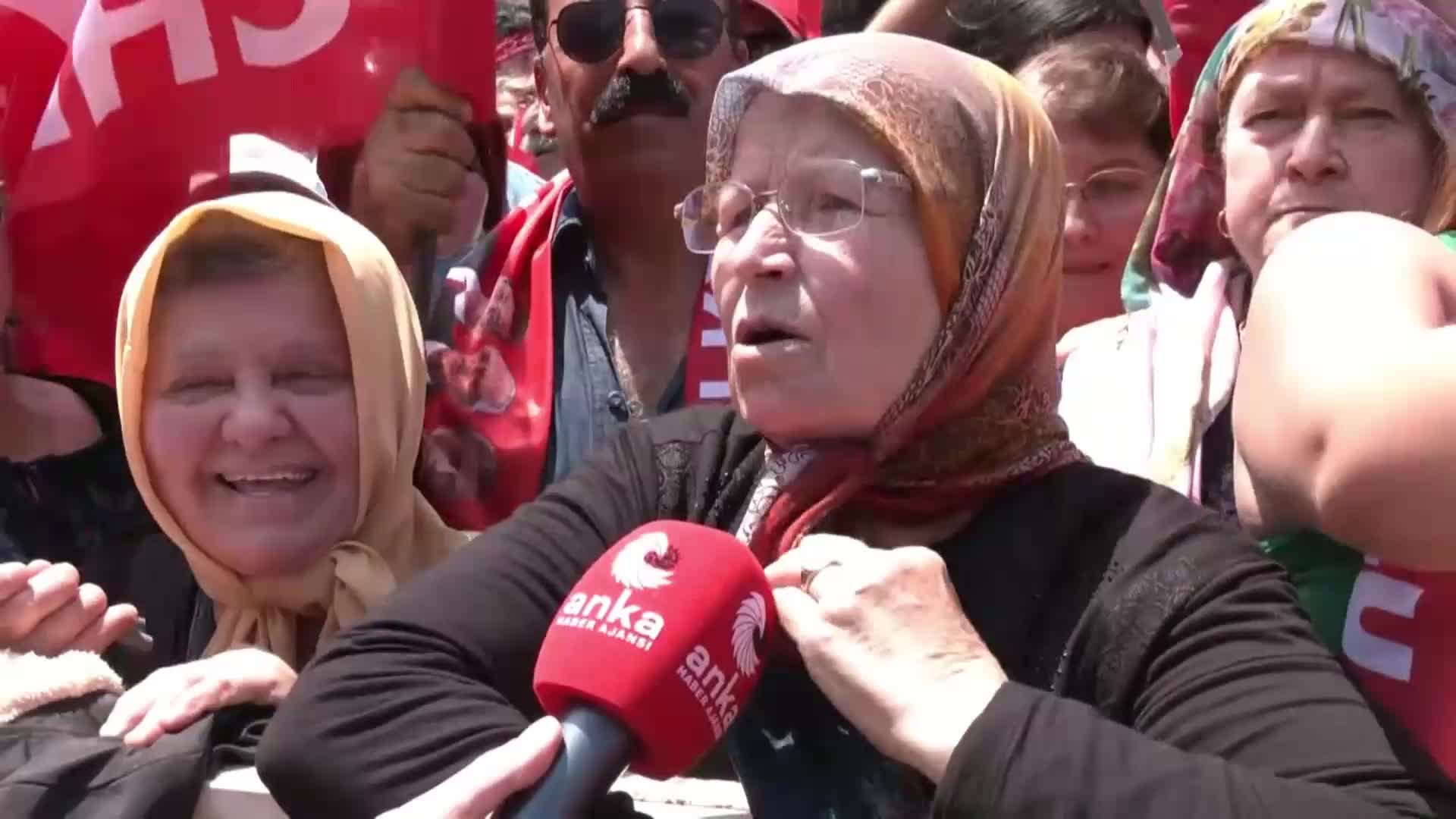 KILIÇDAROĞLU’NUN AYDIN MİTİNGİNE KATILAN YURTTAŞ: “HIRSIZLIK İSTEMİYORUZ ARTIK. BAŞIMIZA NAMUSLU, TERBİYELİ BİR İNSAN GELİYOR. ONU SEÇECEĞİZ”