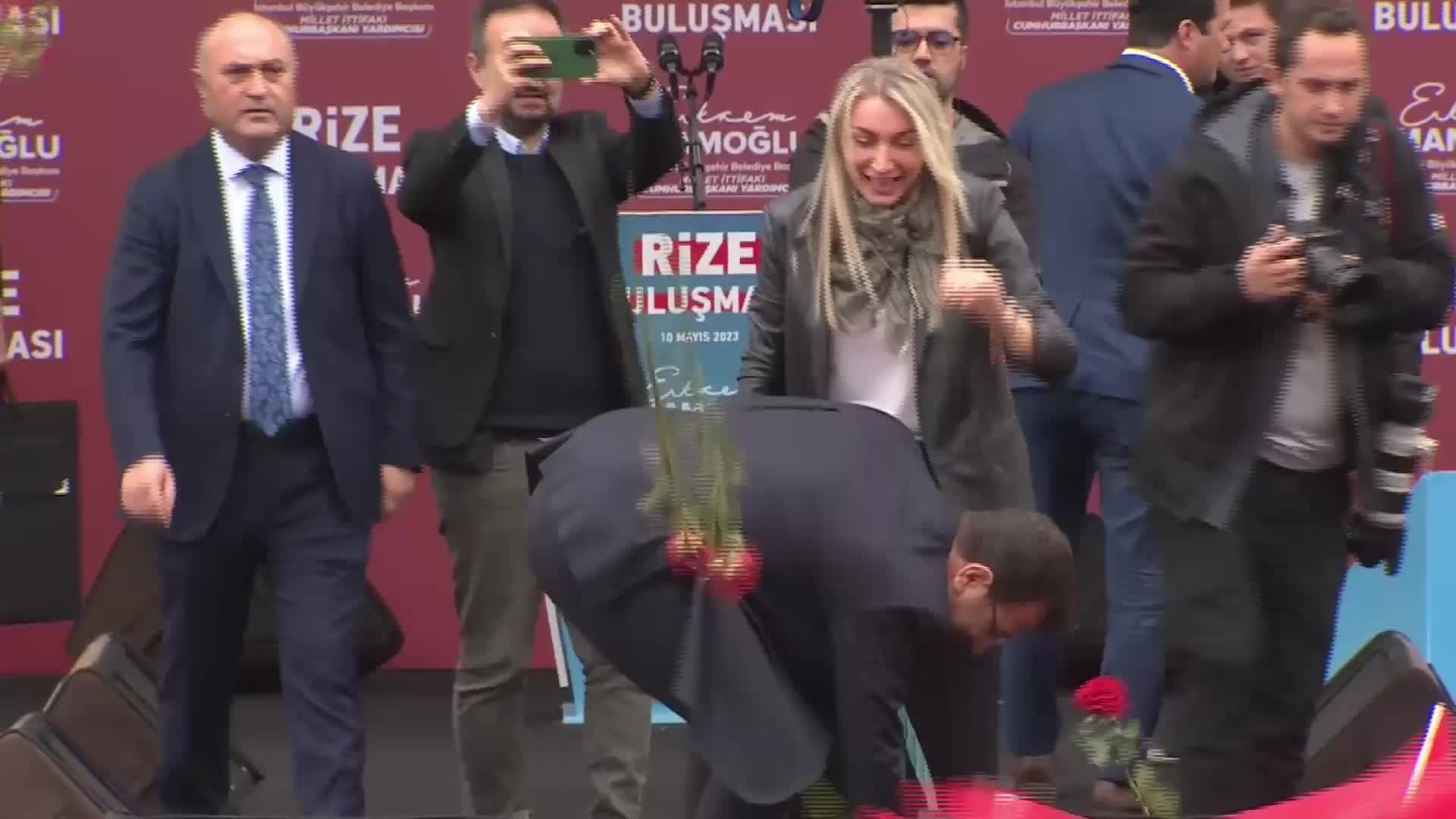 İMAMOĞLU, ERDOĞAN’IN MEMLEKETİ RİZE’DE: “21 YIL SONRA ‘BEN GİDERSEM ÜLKE BATAR’ DİYE MİLLETİ KORKUTMAYA ÇALIŞIYORSAN SENİN KARNEN SIFIR. BAŞARISIZSIN, KENDİN İTİRAF EDİYORSUN”