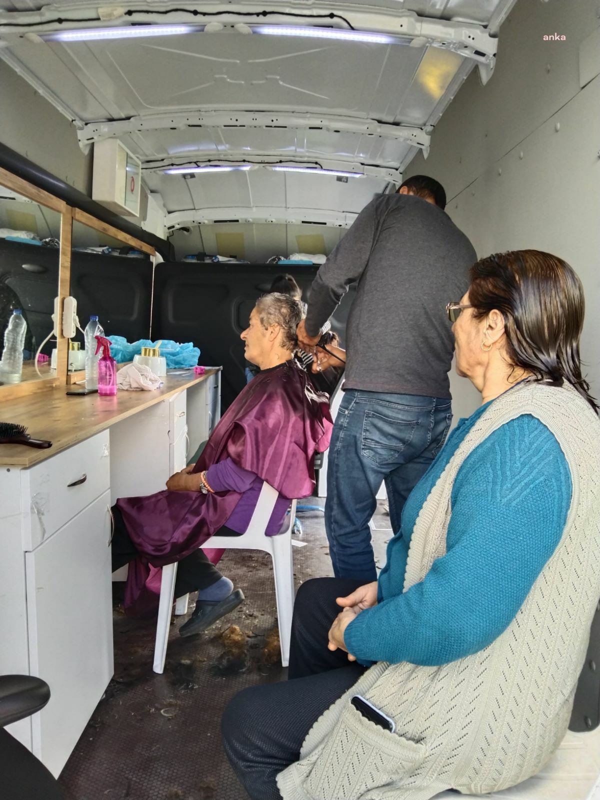 BODRUM BELEDİYESİ'NİN DEPREM BÖLGESİNDE BAŞLATTIĞI MOBİL KUAFÖR HİZMETİ DEVAM EDİYOR