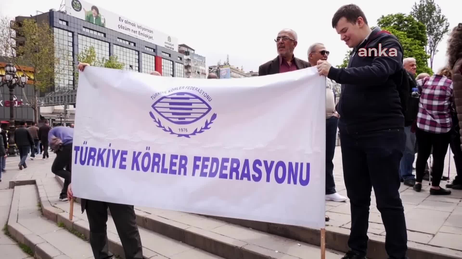 GÖRME ENGELLİLER, SİYASİ PARTİLERİ VE YSK'Yİ PROTESTO ETTİ: “YİNE REFAKATÇİLERİMİZİN YARDIMIYLA OY KULLANMAK ZORUNDA KALACAĞIZ”