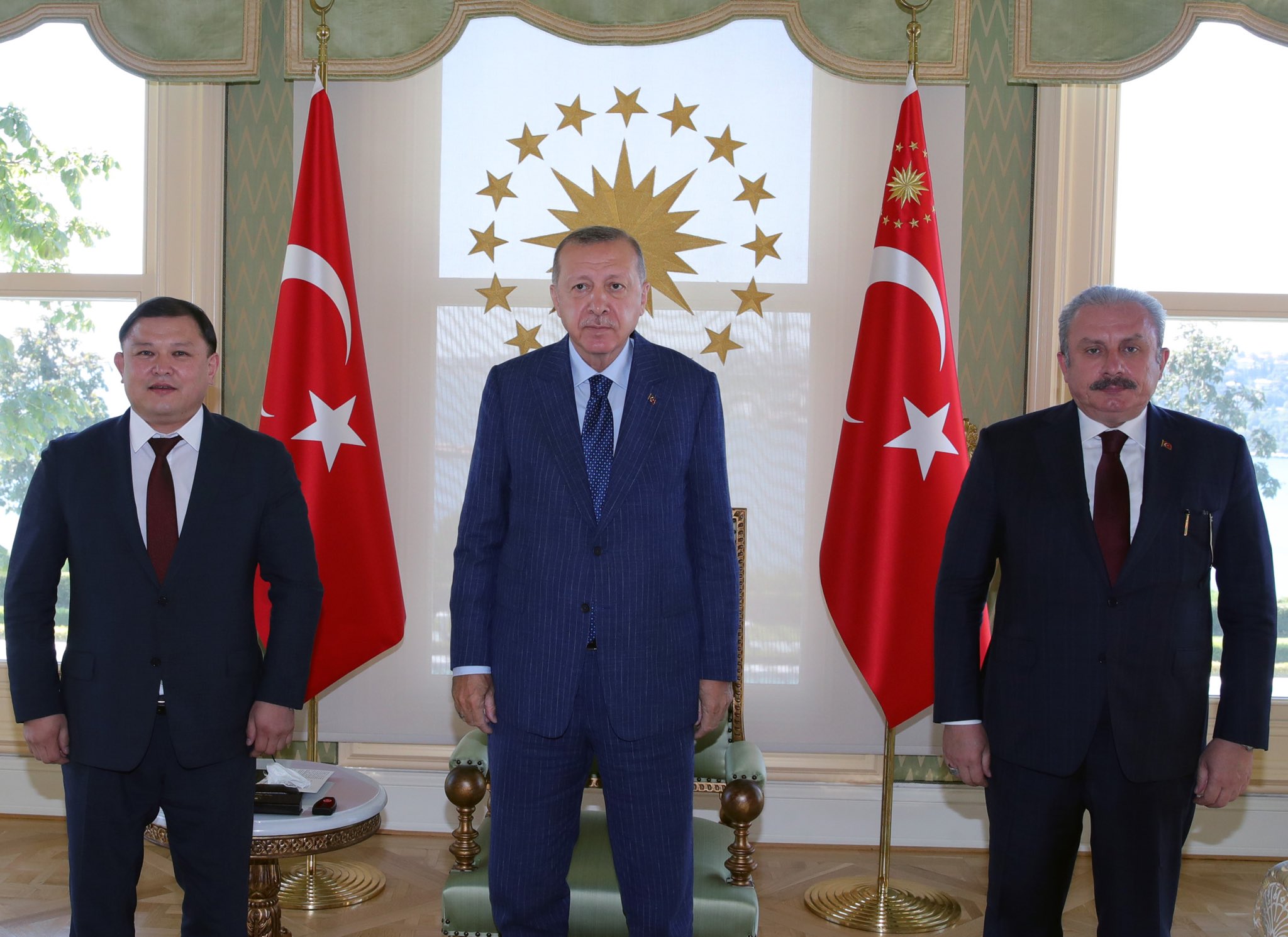 CUMHURBAŞKANI ERDOĞAN, KIRGIZİSTAN MECLİS BAŞKANI CUMABEKOV’U KABUL ETTİ