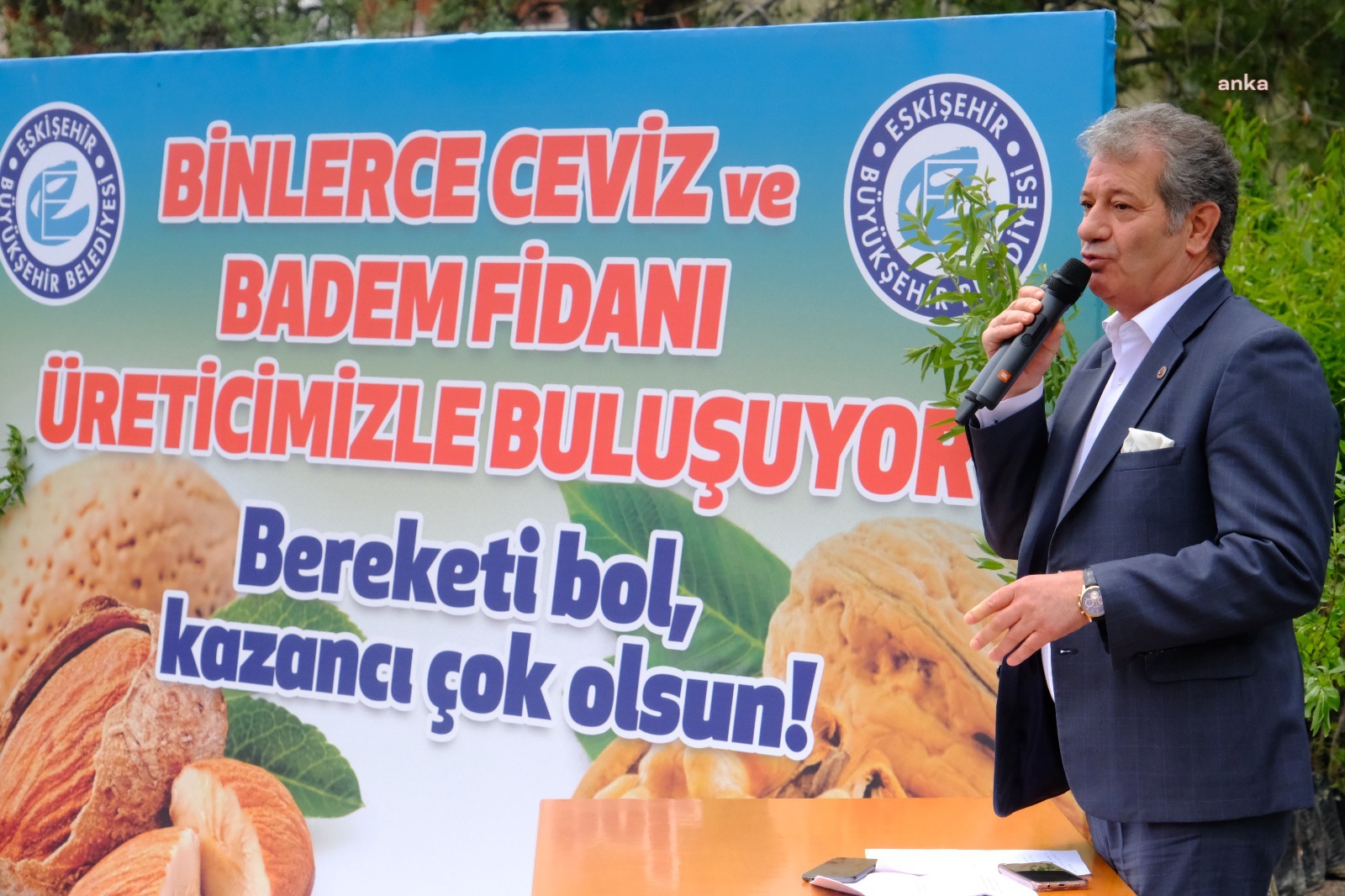 ESKİŞEHİR BÜYÜKŞEHİR BELEDİYESİ'NDEN GENÇ ÇİFTÇİLERE CEVİZ VE BADEM FİDANI DESTEĞİ