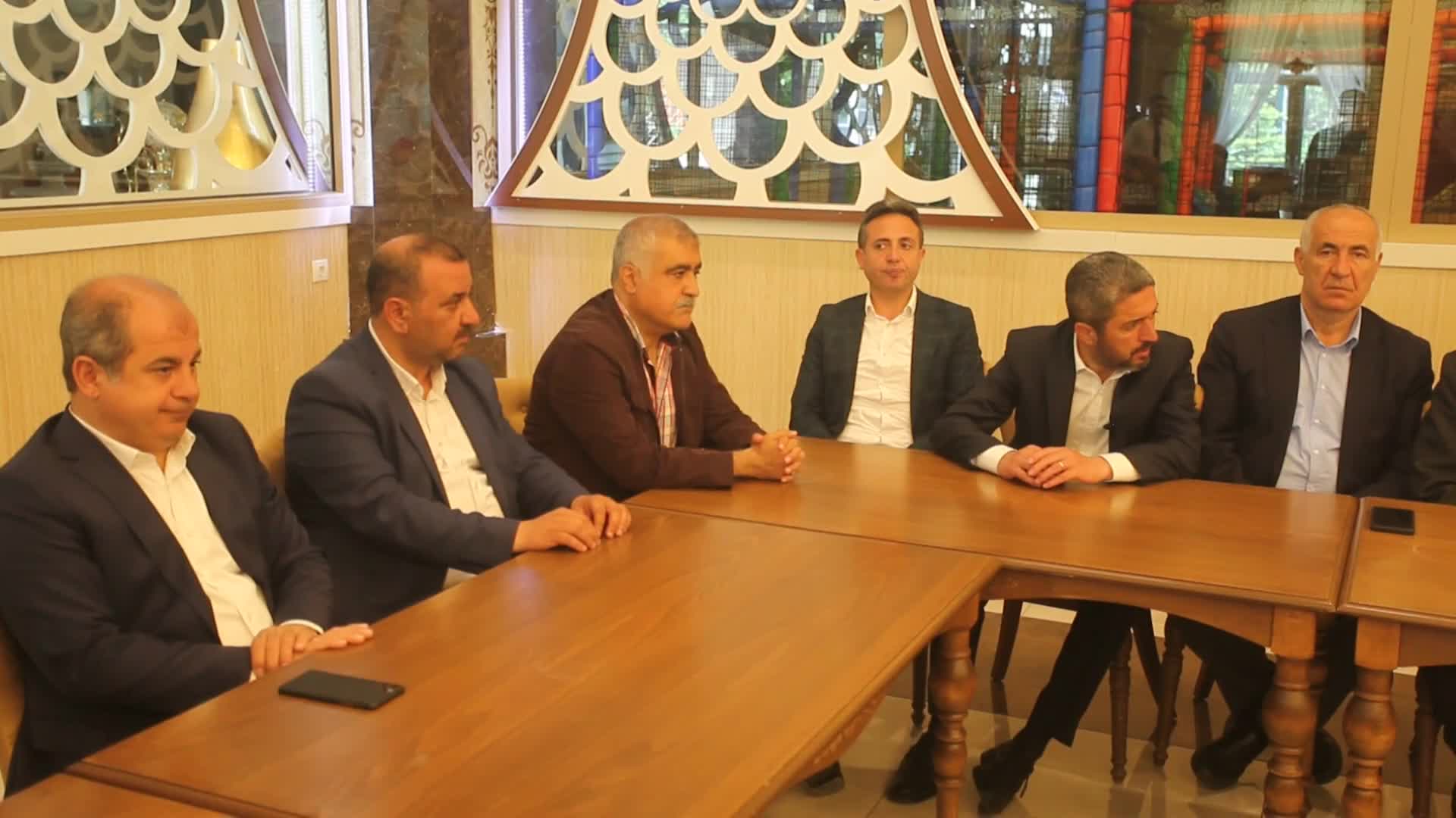 VELİ AĞBABA: “SEÇİM DÖNEMİNDE BELEDİYE BAŞKANLARIMIZI İLÇELERDE, KÖYLERDE GÖRÜYORUZ. ONLAR İÇİN DE İYİ BİR FIRSAT OLDU. ŞEHRİN NASIL YIKILDIĞINI GÖRME İMKANLARI OLDU”