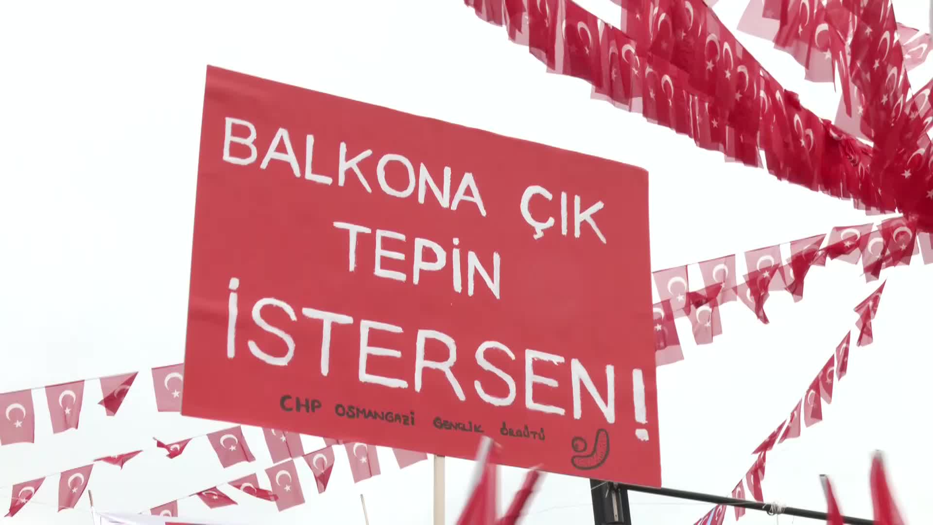 KILIÇDAROĞLU’NUN BURSA MİTİNGİ…MİTİNGE GELEN GENÇ: BİR EKMEK ALIRKEN, BİR TANE DE DEVLETE ALMAK ZORUNDA DEĞİLİZ. KIZ ARKADAŞIMIN YANINDA HESAP YAPMAK ZORUNDA DEĞİLİM MESELA”