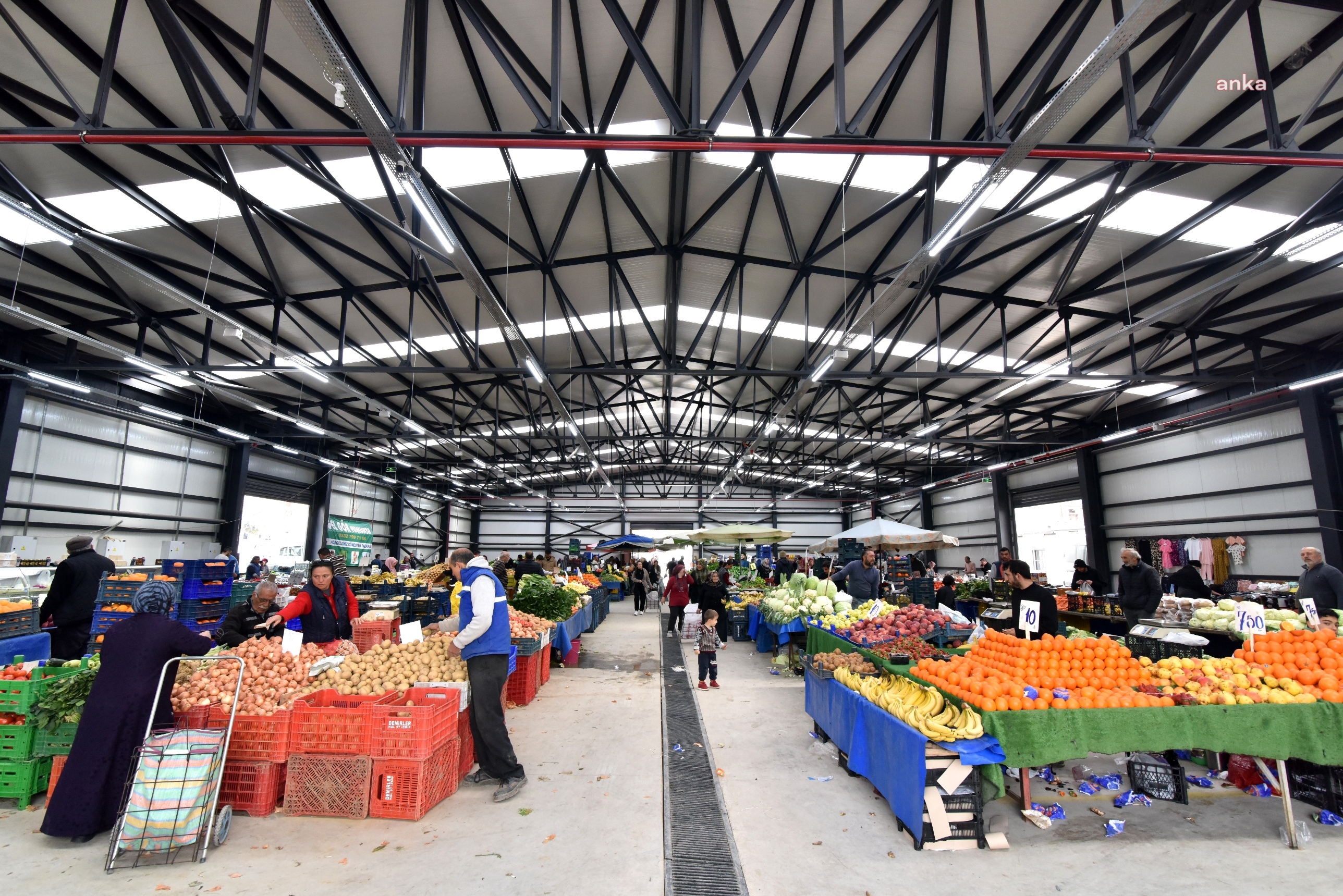 BORNOVA BELEDİYESİ, NALDÖKEN’DEKİ PAZAR YERİ SORUNUNU ÇÖZDÜ