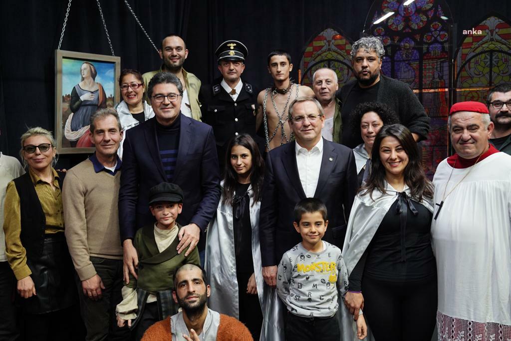 AYVALIK BELEDİYE TİYATROSU'NA, DİREKLERARASI SEYİRCİLERİNDEN 2 ÖDÜL