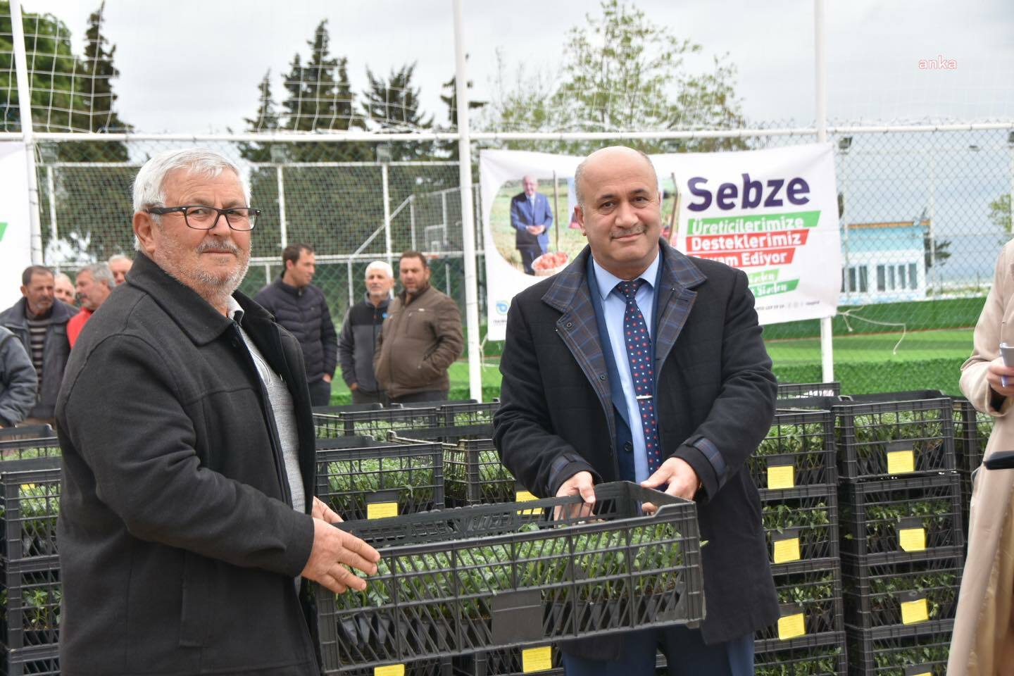 TEKİRDAĞ BÜYÜKŞEHİR BELEDİYESİ, ŞARKÖY İLÇESİNDE ÜRETİCİLERE DOMATES FİDESİ DAĞITTI