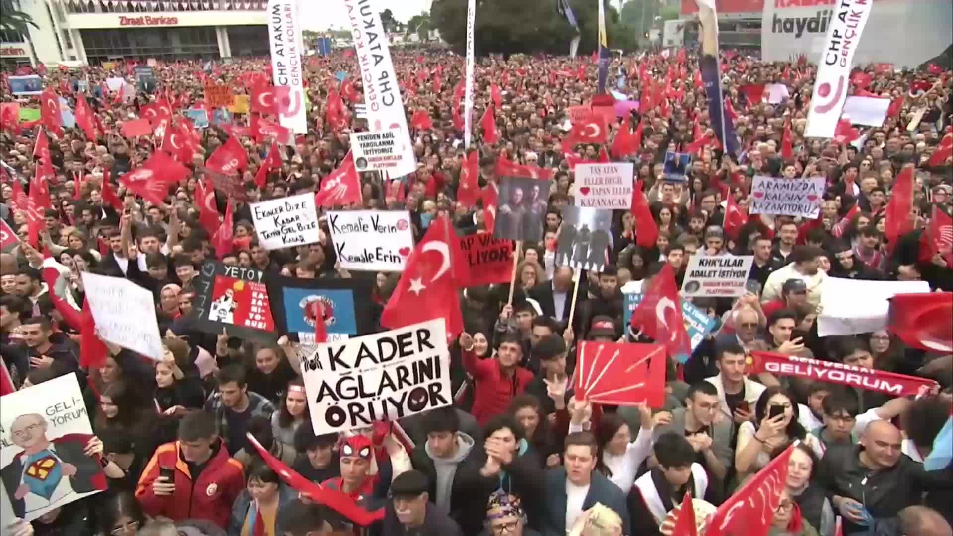 KEMAL KILIÇDAROĞLU, SAMSUN'DA: “SAKIN ŞÖYLE BİR REHAVETE KAPILMAYIN; 'YA BİR OYDAN NE OLACAK, BİR ŞEY OLMAZ, BEN DE SANDIĞA GİTMEYEYİM’. HAYIR. SANDIĞA GİDİLECEK, OY KULLANILACAK VE GERÇEKTEN BU ÜLKEYE DEMOKRASİ GELECEK"