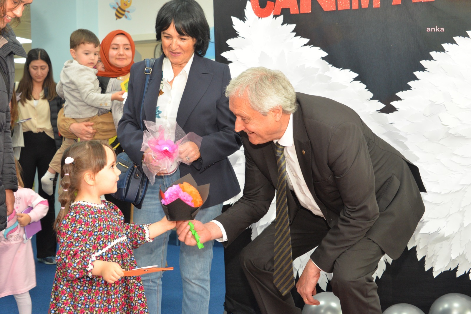 BOZÜYÜKLÜ MİNİK ÖĞRENCİLER, ANNELERİNİN ANNELER GÜNÜ’NÜ KUTLADI