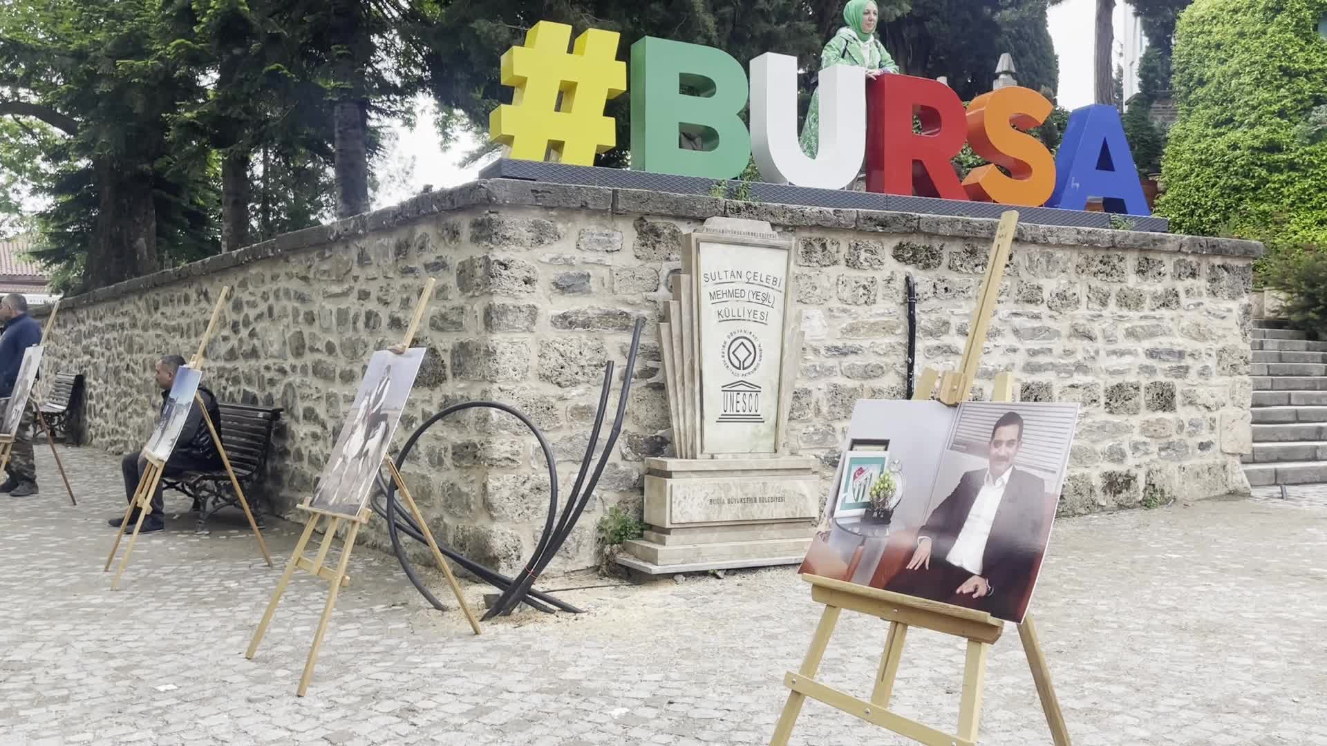 SİNAN ATEŞ İÇİN BURSA’DA ÜCRETSİZ YEMEK VE “GÖKTÜRKLER” KİTABI DAĞITILDI, RESİM SERGİSİ AÇILDI
