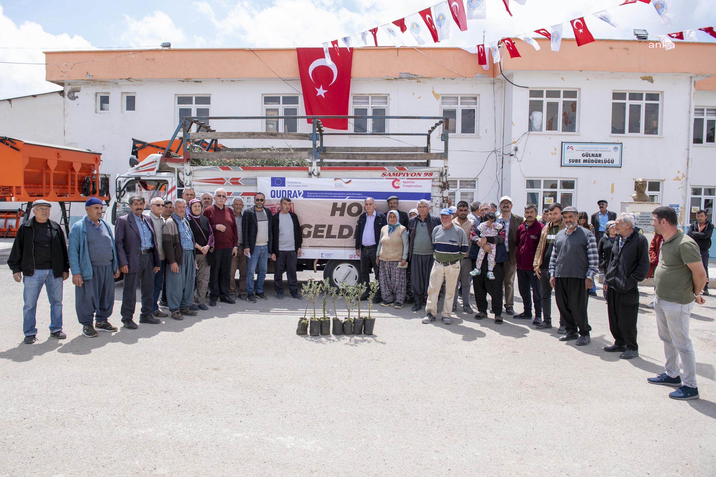 MERSİN BÜYÜKŞEHİR, GÜLNAR’DA 3 BİN ADET ZEYTİN FİDANI DAĞITTI