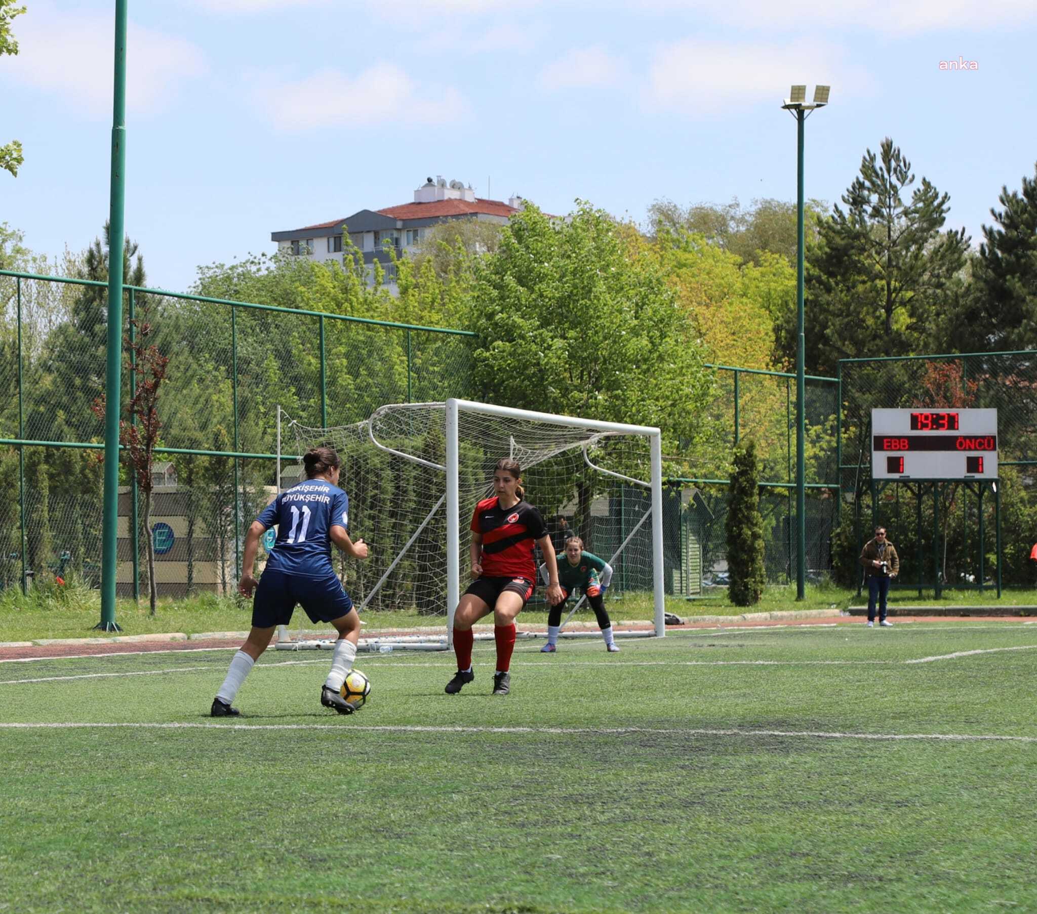 ESKİŞEHİR BÜYÜKŞEHİR KADIN FUTBOL TAKIMI, LİGDE ADINI PLAY-OFFA YAZDIRDI