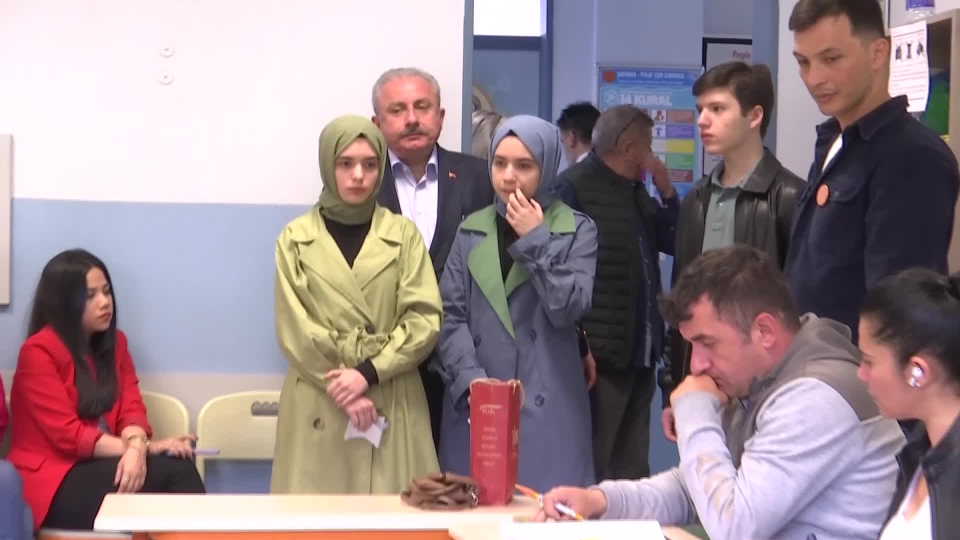 MUSTAFA ŞENTOP, OYUNU İSTANBUL'DA KULLANDI: “SEÇİM, SÜKUNET İÇERİSİNDE, KURALLARA UYGUN ŞEKİLDE YAPILIYOR”