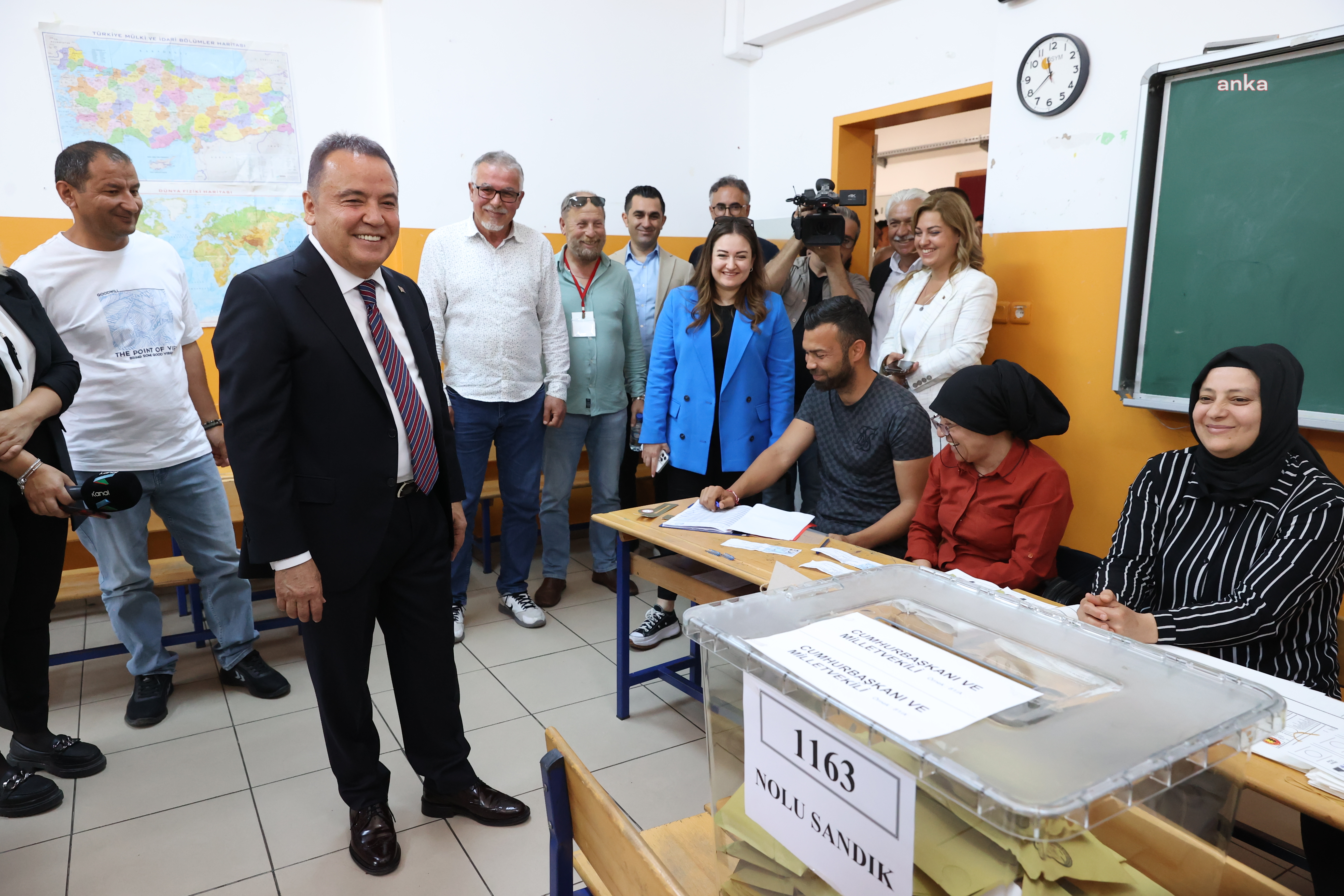 ANTALYA BÜYÜKŞEHİR BELEDİYE BAŞKANI BÖCEK, OYUNU KULLANDI: “SAĞDUYU KAZANACAKTIR”