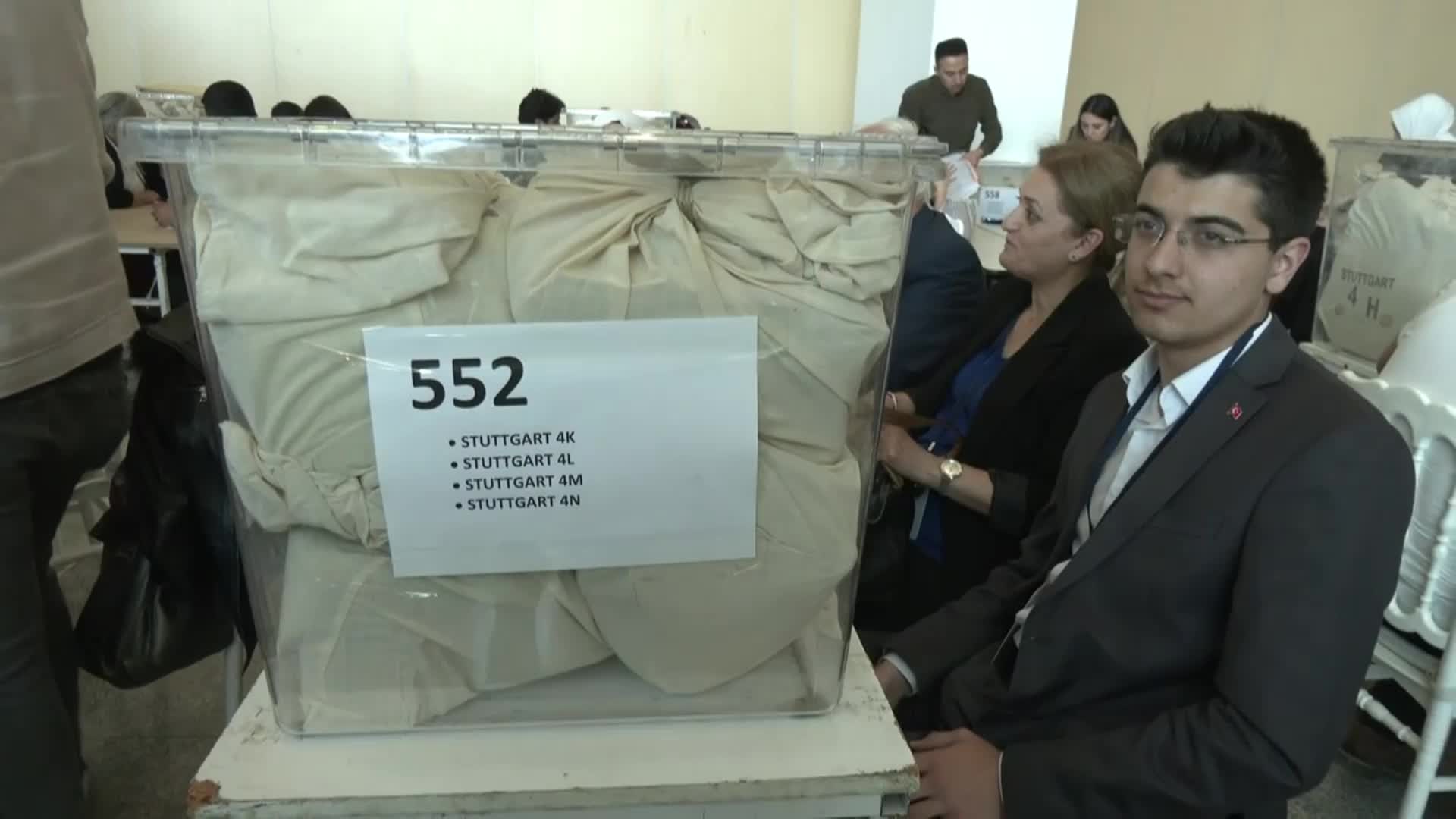 YURT DIŞI OYLARI ATO CONGRESIUM’DA SAYILIYOR… YURT DIŞI İLÇE SEÇİM KURULU BAŞKANI ALİ UĞUZ: “YURT İÇİNDE GENELDE 360-400 ARASI OLAN SANDIK OY PUSULALARI BİZDE 800-1000 ARASI OLABİLECEK. SAYIM UZAYABİLİR”