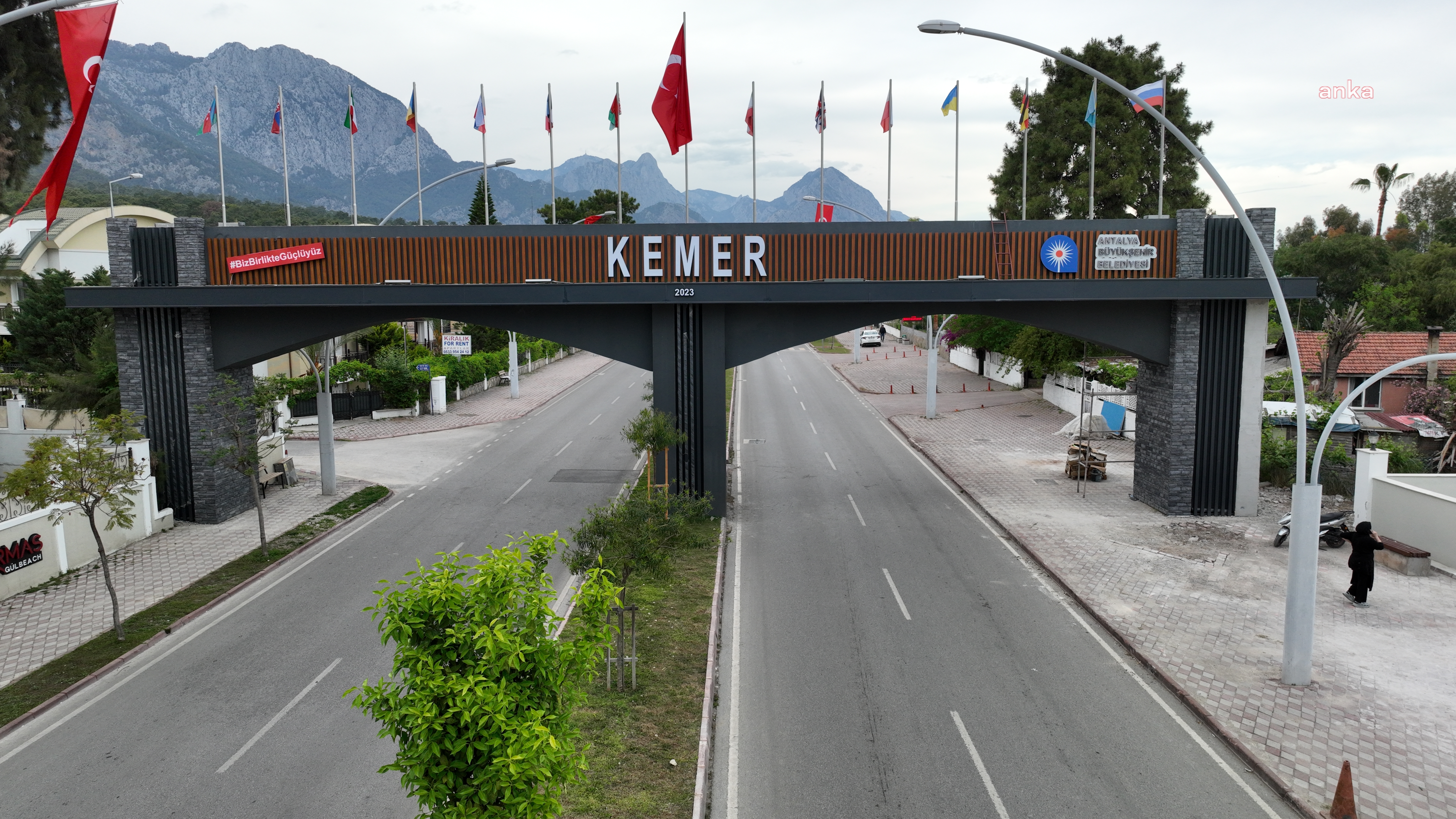 ANTALYA BÜYÜKŞEHİR BELEDİYESİ, KEMER GİRİŞ TAKINI YENİLEDİ