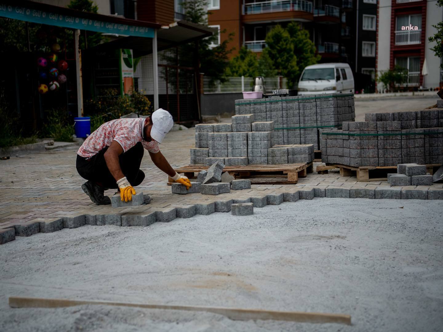 KUŞADASI BELEDİYESİ EKİPLERİ, ALT VE ÜSTYAPI YENİLEME ÇALIŞMALARINA DEVAM EDİYOR