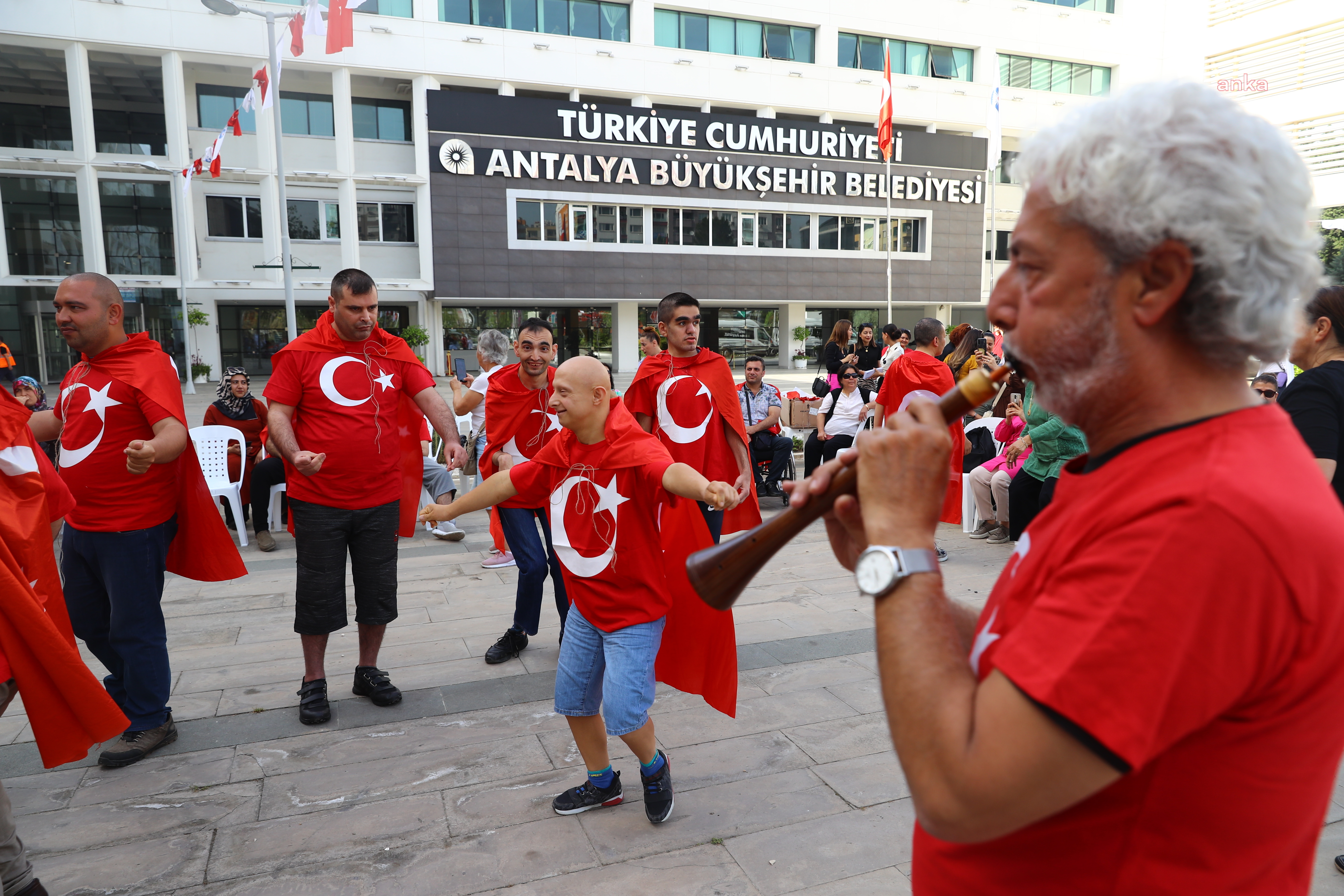ANTALYA BÜYÜKŞEHİR’DEN ÖZEL GENÇLERE DAVULLU ZURNALI ASKER UĞURLAMASI