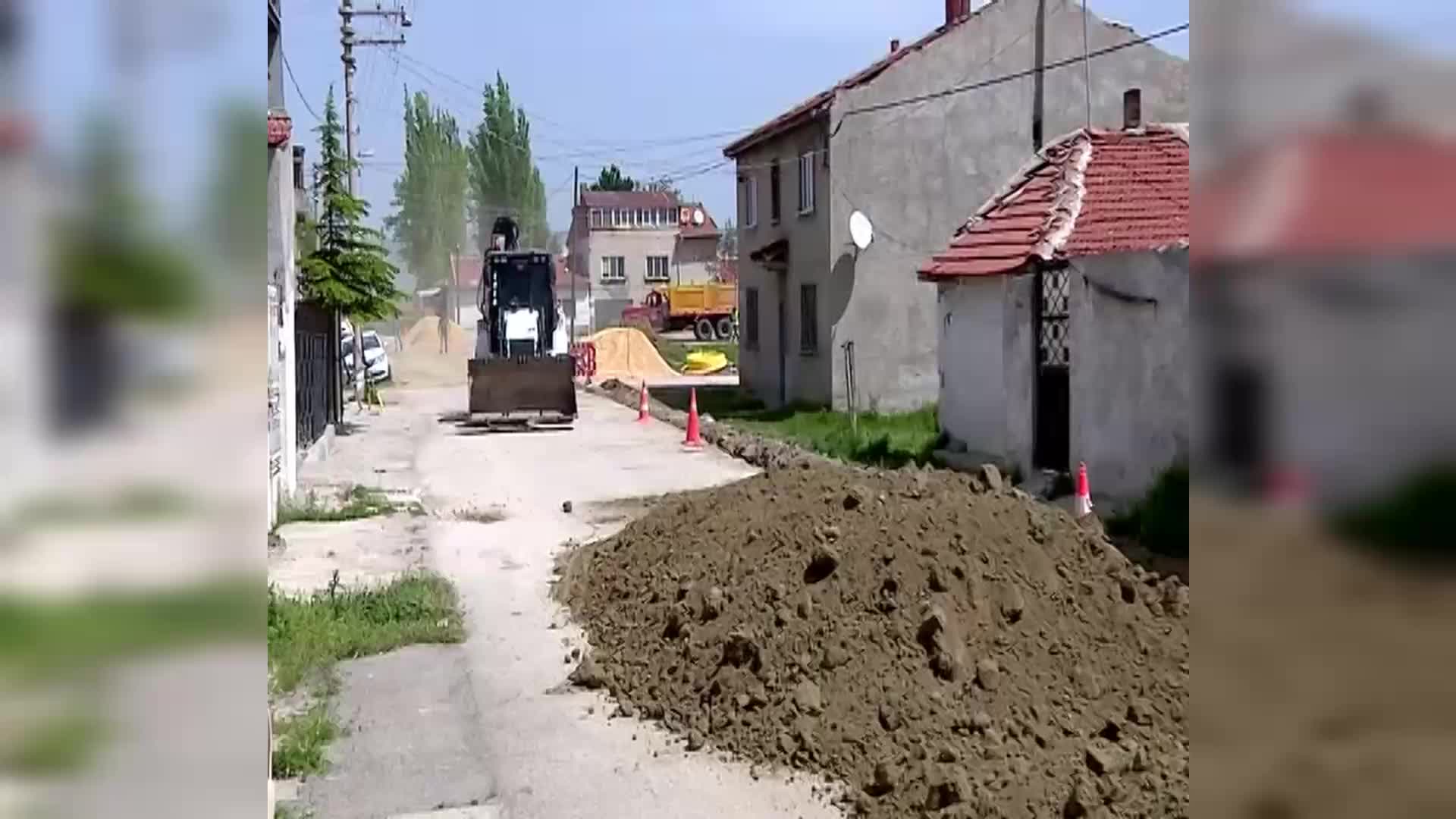ESKİŞEHİR'DE DOĞAL GAZ ÇALIŞMASI BAŞLATILAN MAHALLE SAKİNLERİ: "BU KIŞ AĞAÇ  DALIYLA ISINDIK. EMEKLİ MAAŞIYLA KÖMÜR ALMAK MÜMKÜN DEĞİL ZATEN"