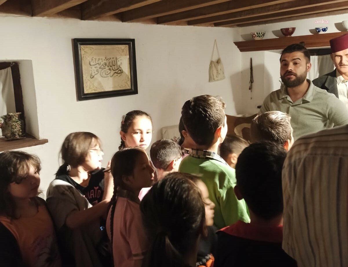 TURGUTLU KENT MÜZESİ, ÖĞRENCİLERİ AĞIRLAMAYA DEVAM EDİYOR