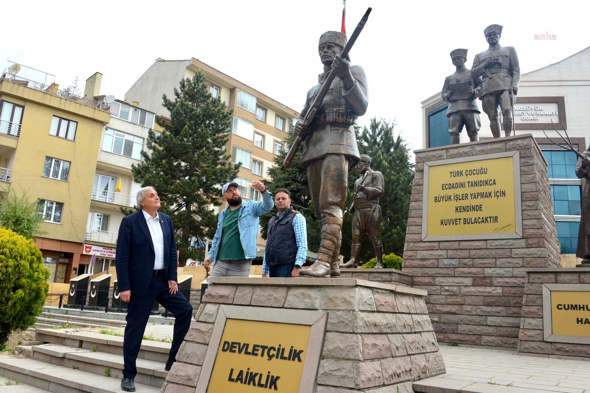 BOZÜYÜK BELEDİYE BAŞKANI BAKKALCIOĞLU, CUMHURİYET MEYDANI’NDAKİ ÇALIŞMALARI YERİNDE İNCELEDİ