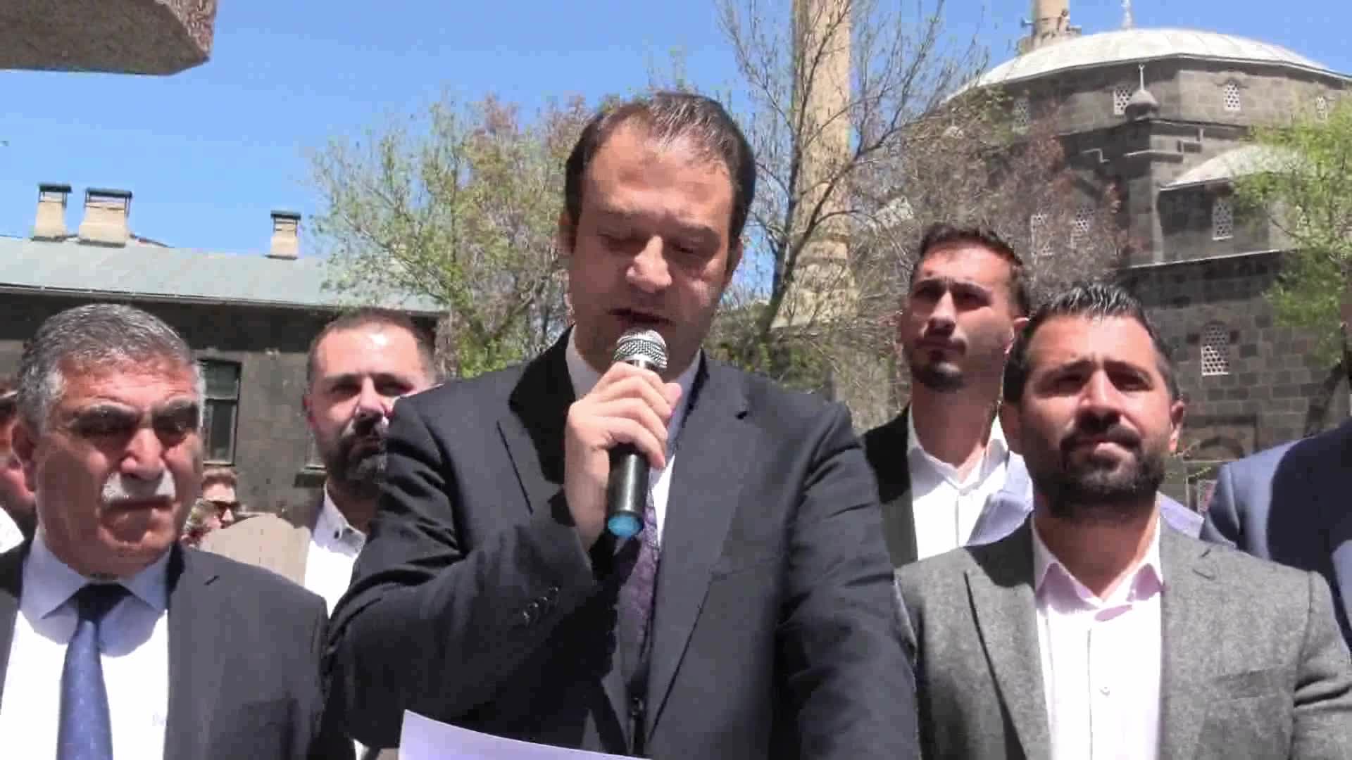 CHP KARS MİLLETVEKİLİ ALP, KARS BELEDİYESİ ÖNÜNDE: "28 MAYIS’TA SEÇİMİ KAZANDIĞIMIZDA BU KAYYUM BURADAN GİDECEK. HALKIN İRADESİ TECELLİ EDECEK"