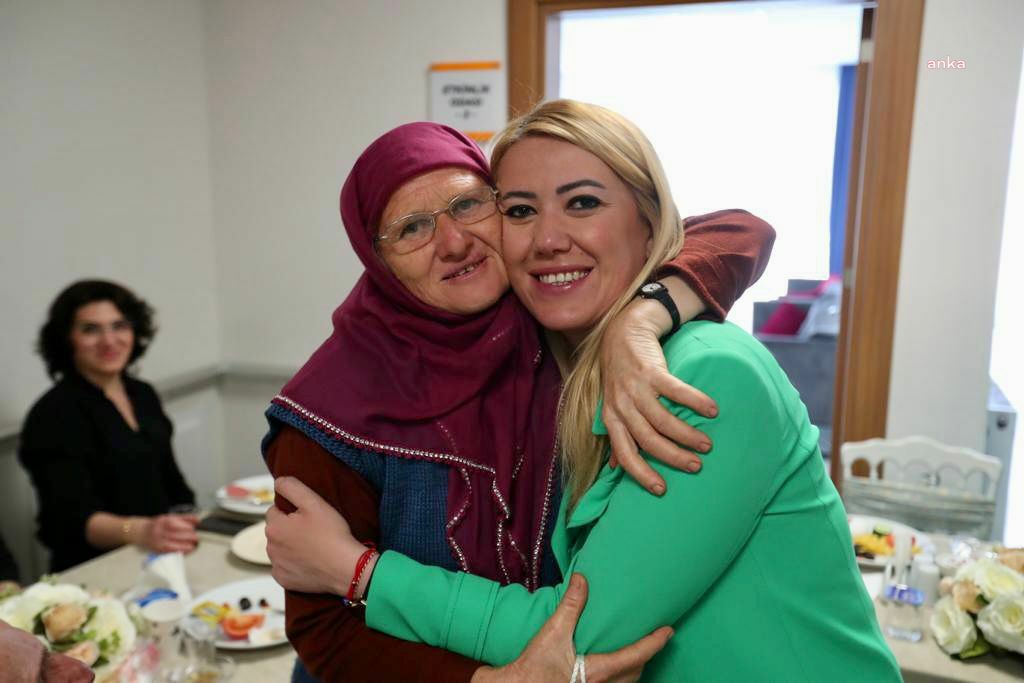 MERKEZEFENDİ BELEDİYESİ ALZHEİMER YAŞAM MERKEZİ’NDE ‘ANNELER GÜNÜ’ KUTLAMASI