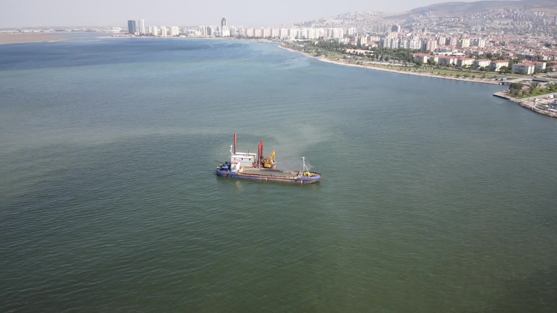 İZMİR BOSTANLI SAHİLİNDE DENİZ MARULU TEMİZLİĞİ