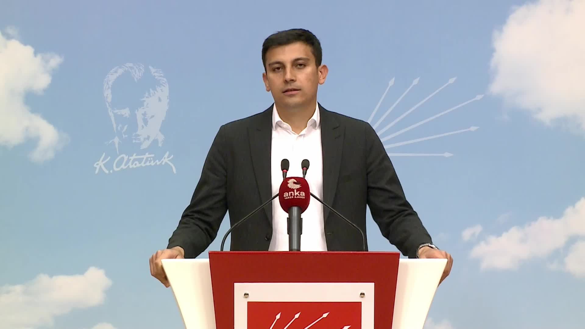 CHP’NİN ÜNİVERSİTE ÖĞRENCİLERİNE YÖNELİK 'DEMOKRASİ BİLETİ' UYGULAMASI SÜRECEK... GENÇOSMAN KİLLİK: “19 MAYIS GÜNÜ İTİBARIYLA BAŞVURULARI YENİDEN BAŞLATIYORUZ”