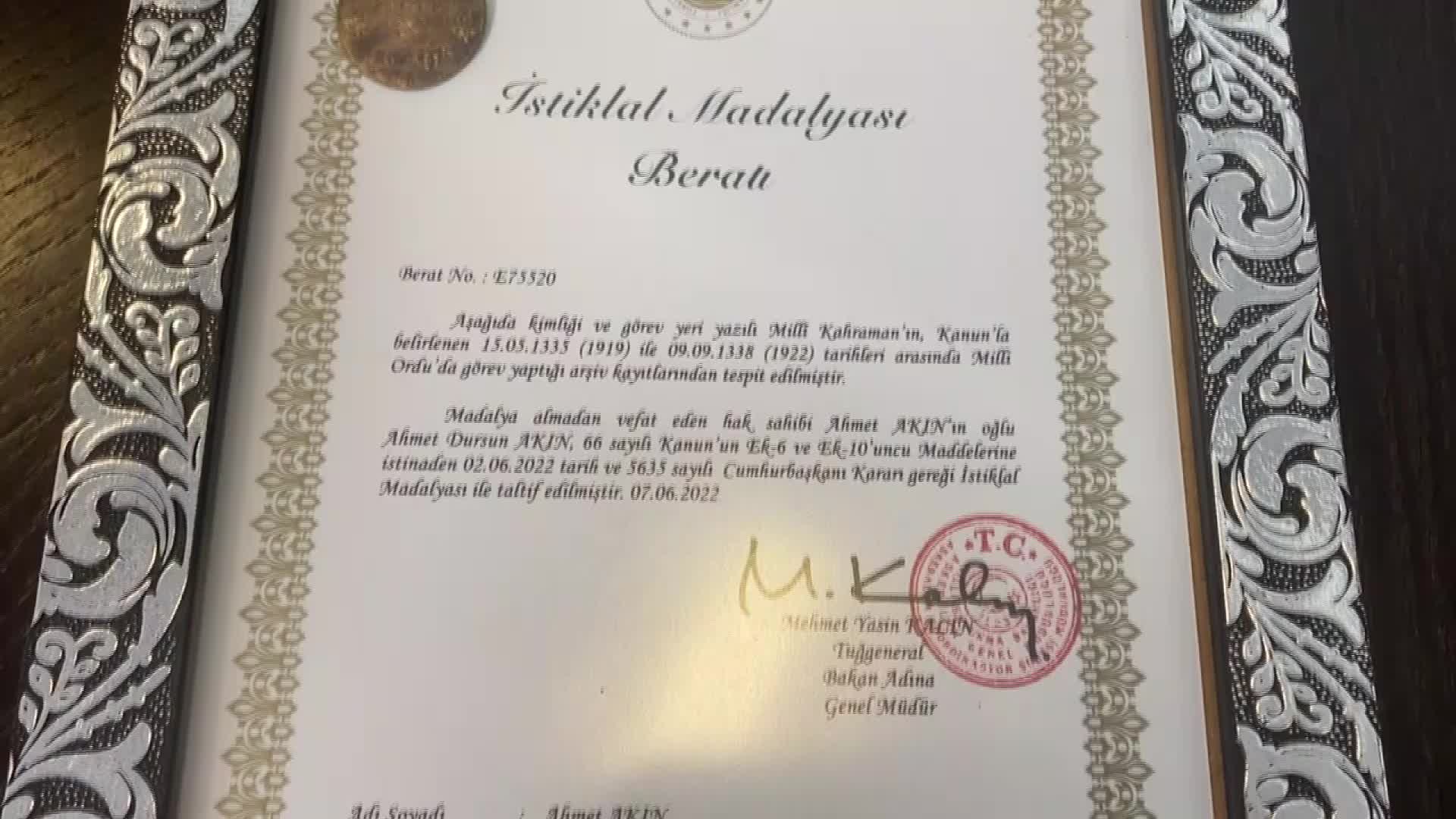 CUMHURBAŞKANI ERDOĞAN'IN ONAYIYLA DEDESİNE İSTİKLAL MADALYASI VERİLEN CHP'Lİ AHMET AKIN: "TERÖR İLE BİZİ YAN YANA KOYANLARIN ALNINI KARIŞLARIM"