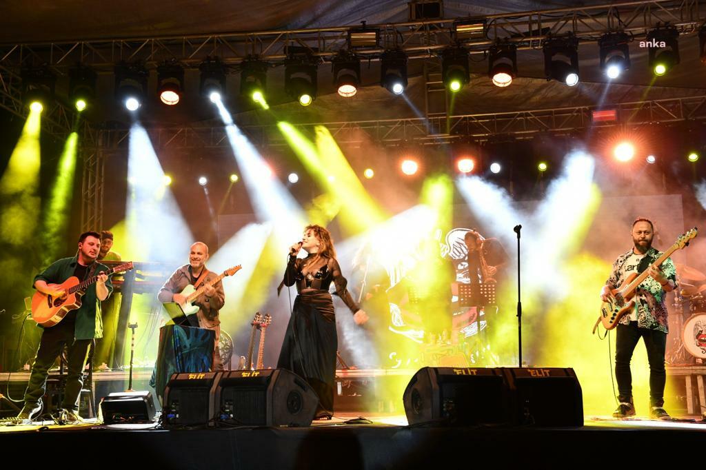 ÇİĞLİ, 19 MAYIS’I CEYLAN ERTEM KONSERİ İLE KUTLADI