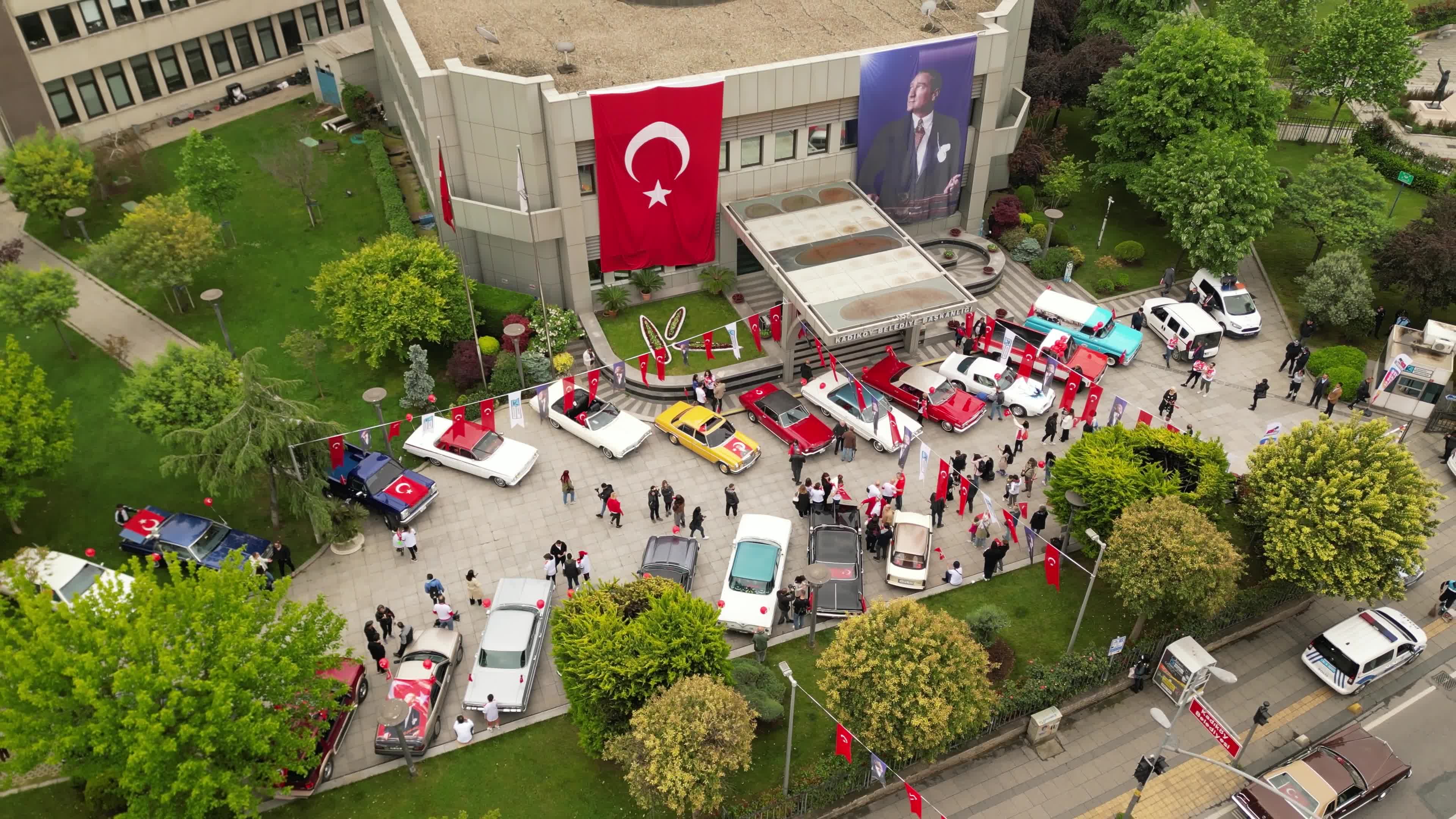 KADIKÖY’DE 19 MAYIS, KLASİK ARAÇ KONVOYU VE BİSİKLET TURUYLA KUTLANDI