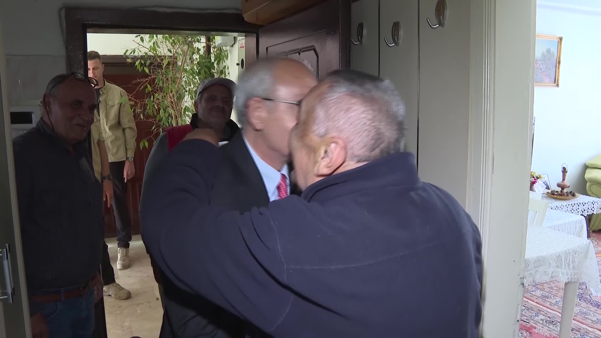 KILIÇDAROĞLU, ORTAOKUL ÖĞRETMENİ MEHMET UĞUR’U ANKARA SİNCAN’DAKİ EVİNDE ZİYARET ETTİ