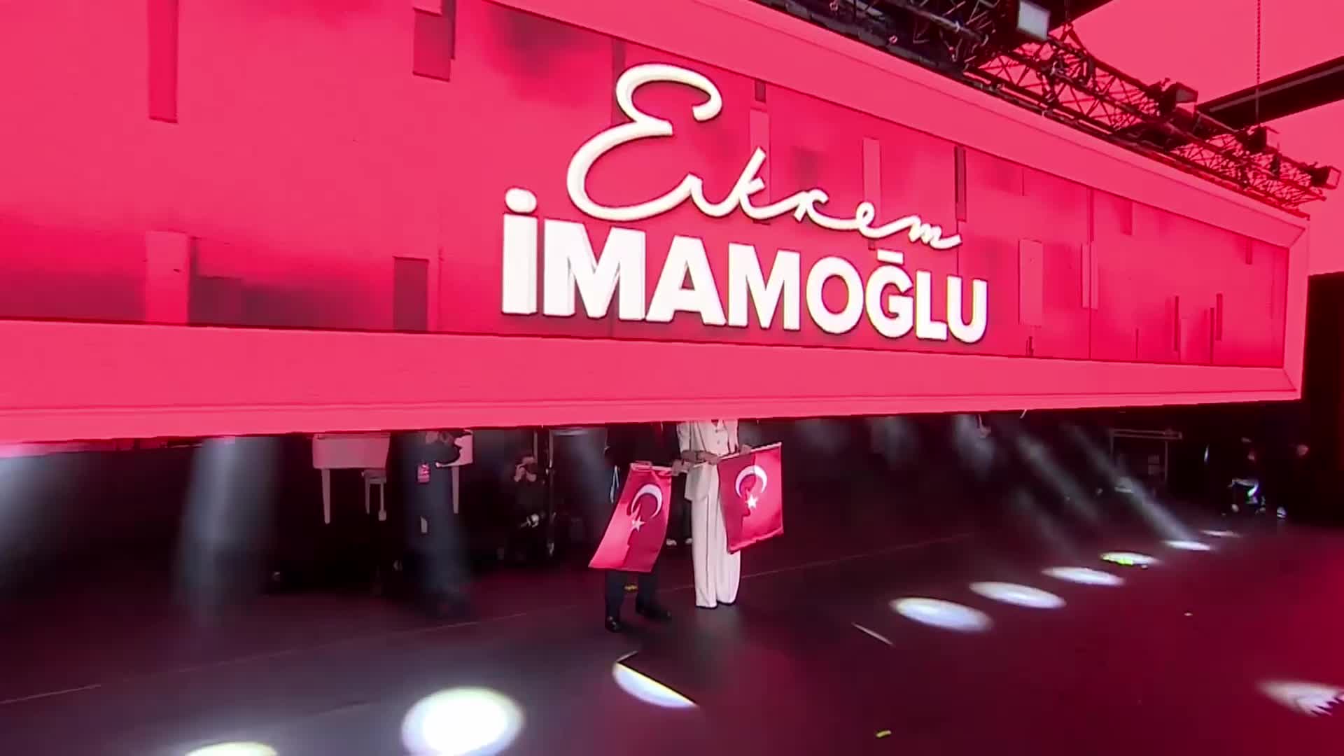 İBB'DEN COŞKULU 19 MAYIS KUTLAMASI... İMAMOĞLU: "GENÇLERİN ÖZGÜRLÜĞÜNÜ VE UMUDUNU ELİNDEN ALMAYA KALKANLARIN VAKTİ DOLDU. KARA BULUTLAR DAĞILACAK VE GENÇLİK KAZANACAK"