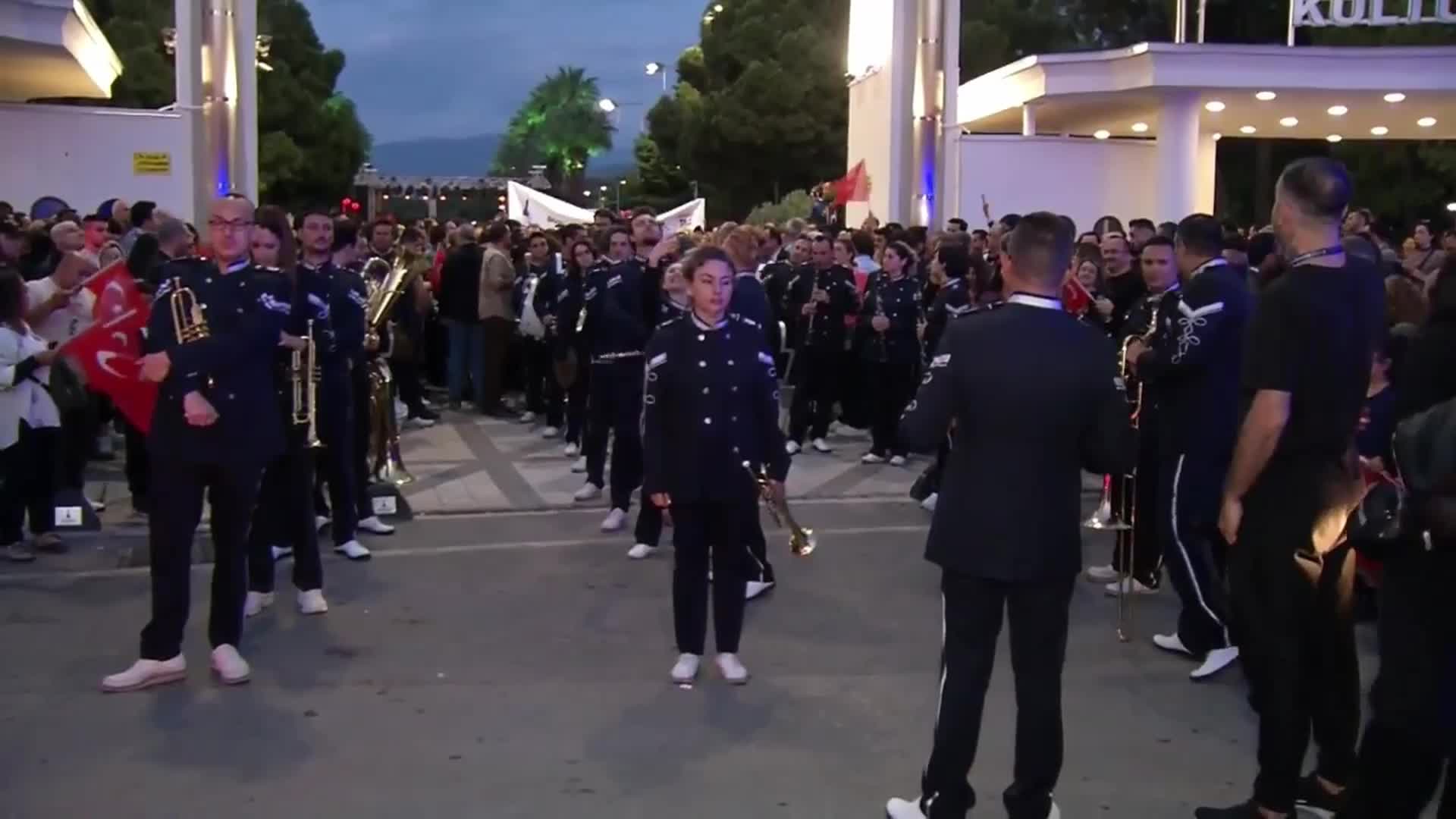 İZMİR'DE, 19 MAYIS KUTLAMASI... TUNÇ SOYER: "SEKİZ GÜN SONRA SANDIKTAYIZ, SÖZ MÜ?"