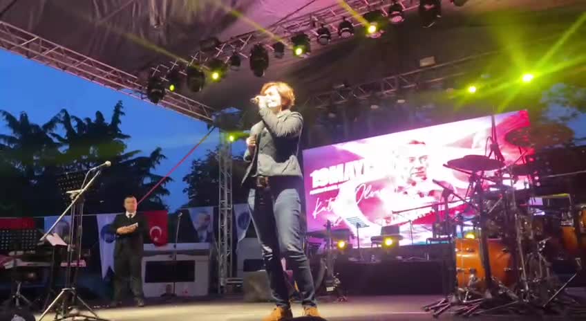 ŞİŞLİ'DE 19 MAYIS, FENER ALAYI VE KONSER EŞLİĞİNDE KUTLANDI... VATANDAŞLARI 28 MAYIS'TA SANDIĞA ÇAĞIRAN KAFTANCIOĞLU: "OYLARINIZA BİR ÇİFT MAVİ GÖZÜN IŞIĞINDA SAHİP ÇIKACAĞIMIZA SÖZ VERİYORUM"