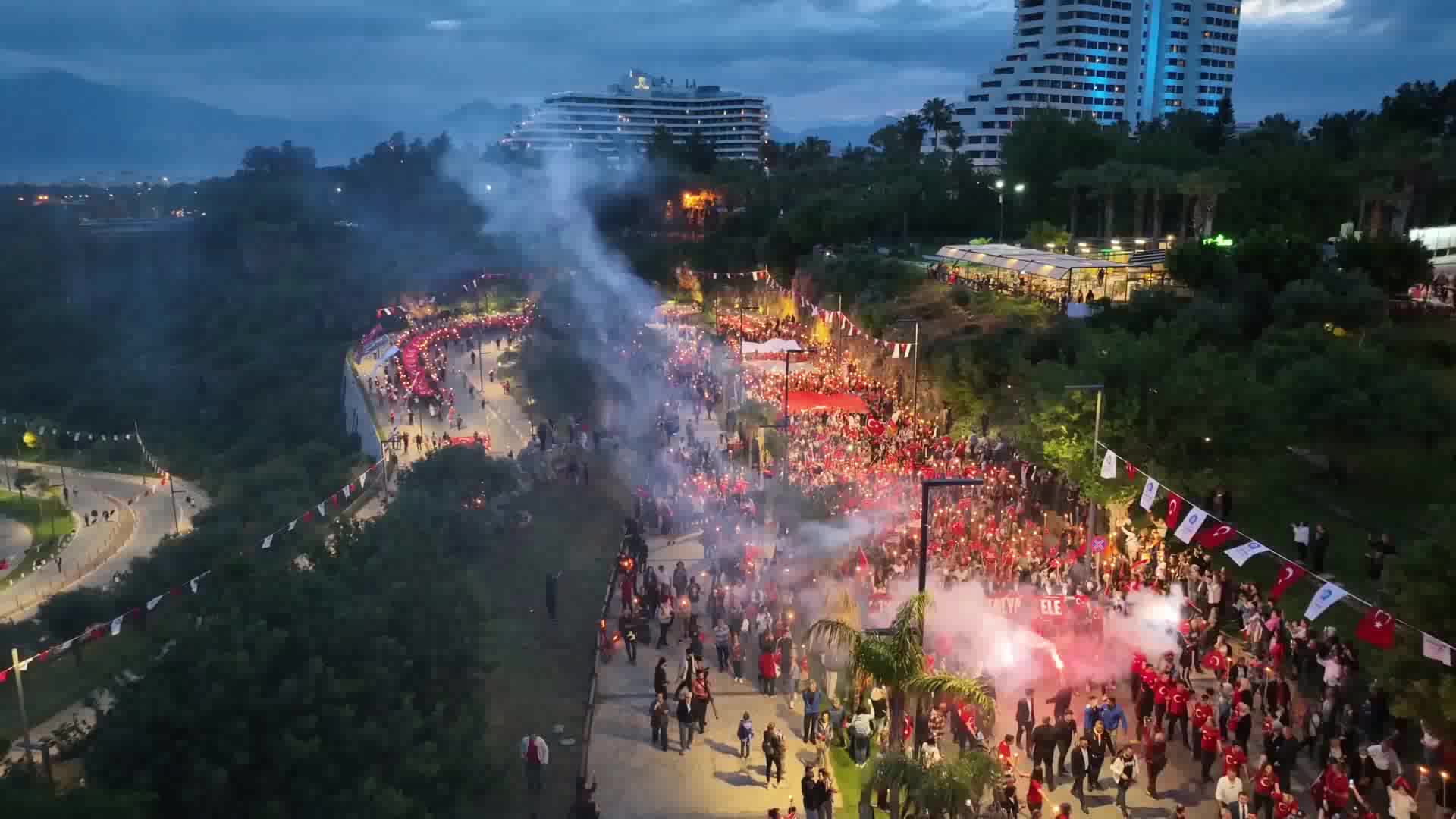ANTALYA BÜYÜKŞEHİR'DEN COŞKULU 19 MAYIS KUTLAMASI... BAŞKAN BÖCEK: "BİZ GENÇLERLE GÜÇLÜYÜZ"