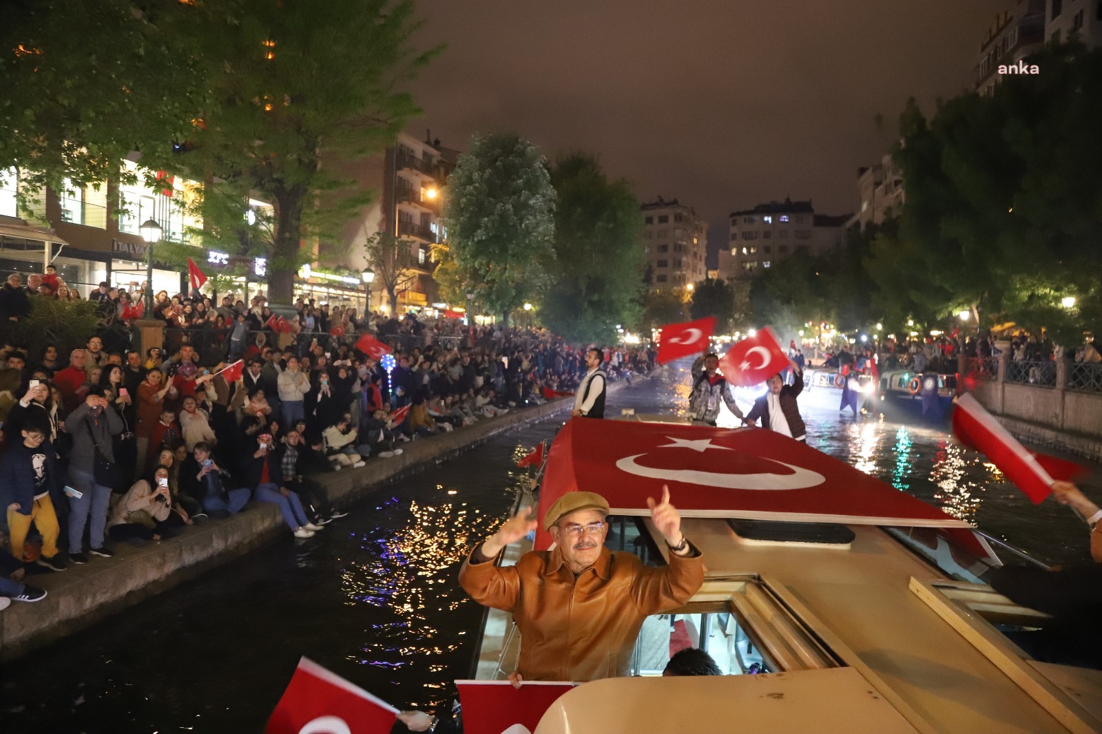 ESKİŞEHİR’DE FENER ALAYI GECEYİ AYDINLATTI