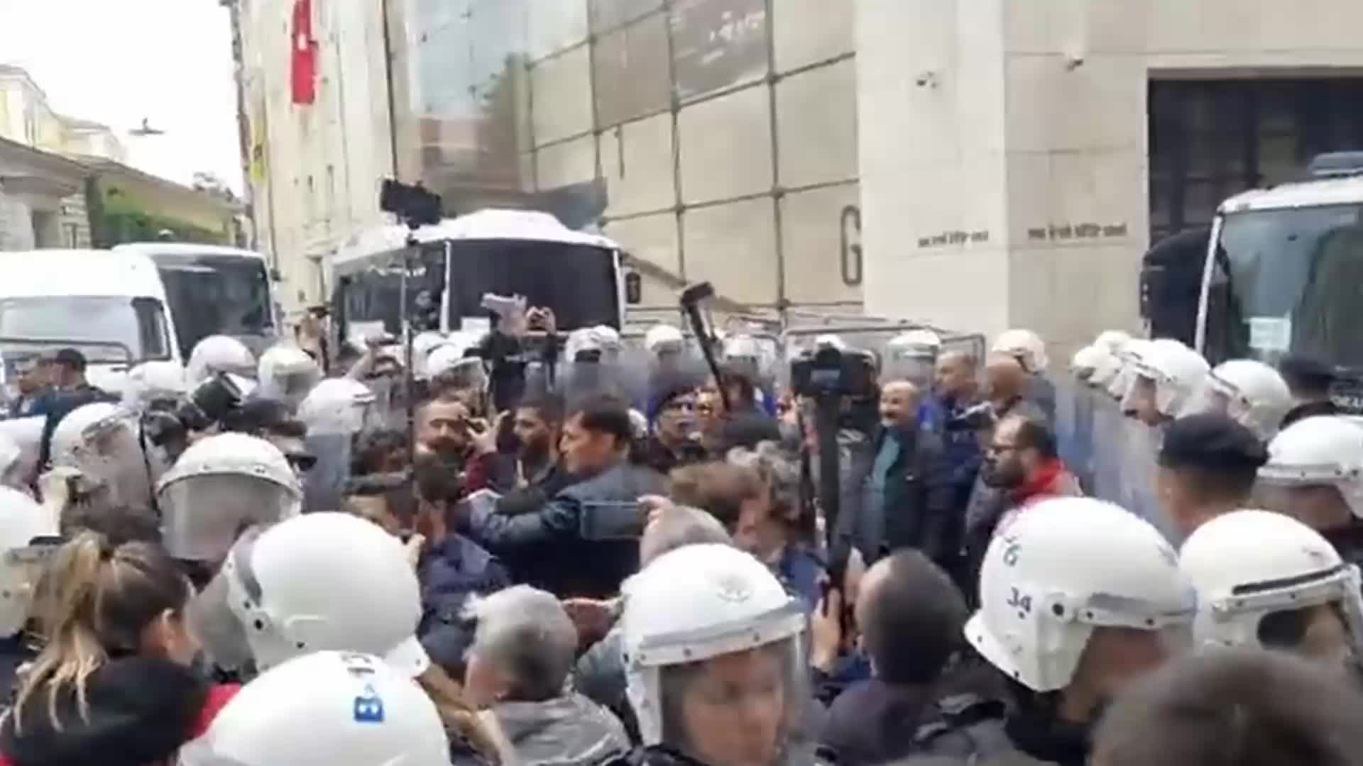 CUMARTESİ ANNELERİ'NİN, GALATASARAY MEYDANI’NDAKİ 947’NCİ HAFTA BULUŞMASINA POLİS MÜDAHALE ETTİ:  13 KİŞİ GÖZALTINA ALINDI