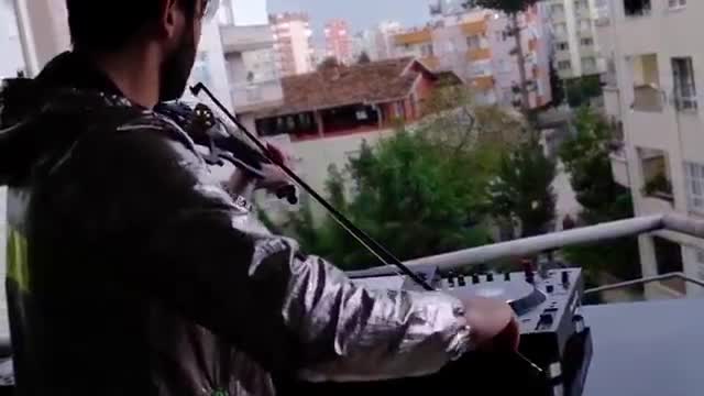 EVİNDEN ÇIKMAYAN KOMŞULARINA BALKONDAN KONSER VERDİ